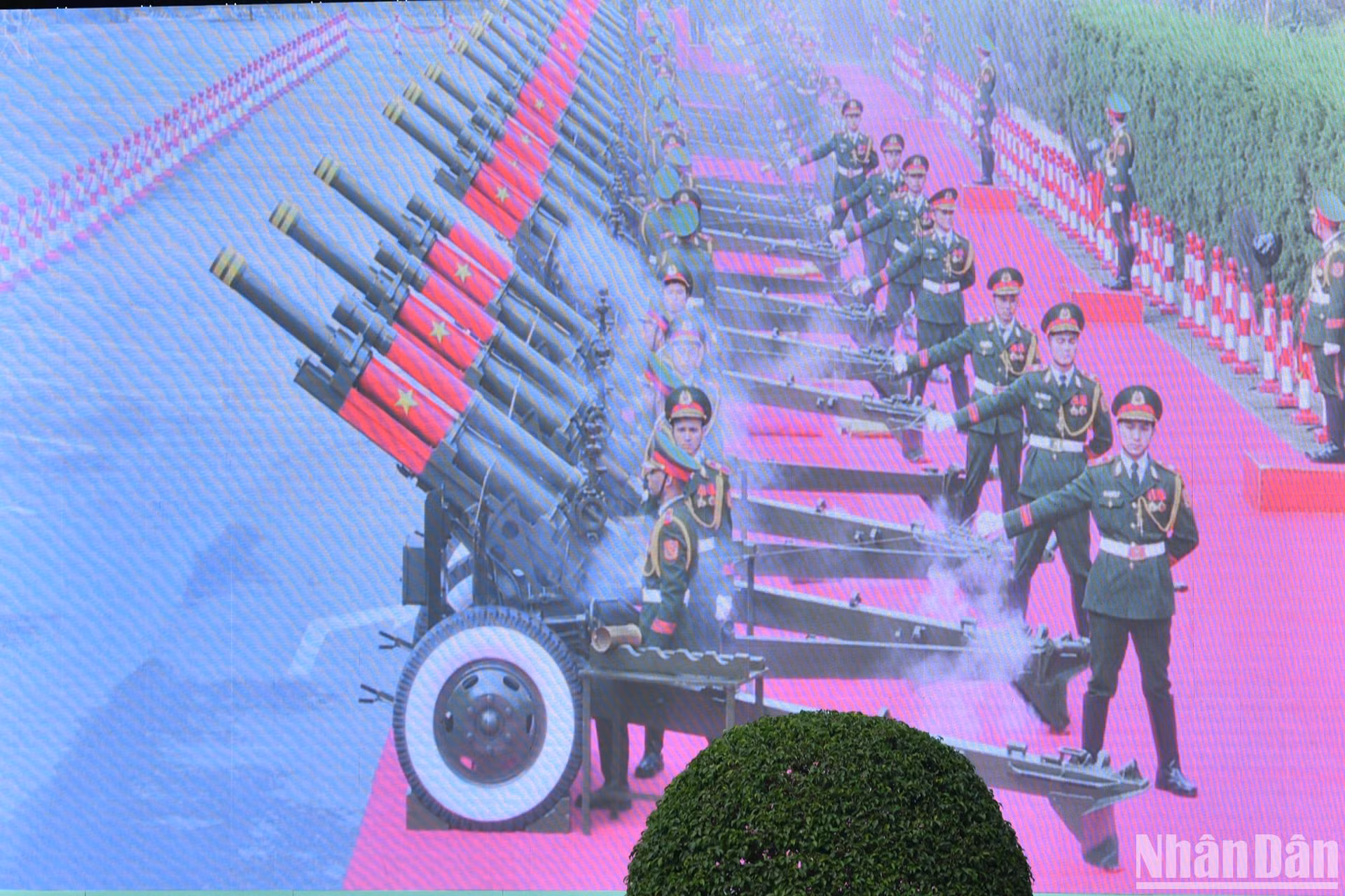 Nghi thức bắn 21 loạt đại bác chào mừng Tổng thống Cộng hòa Liên bang Đức Frank-Walter Steinmeier và Phu nhân thăm cấp Nhà nước tới Việt Nam.