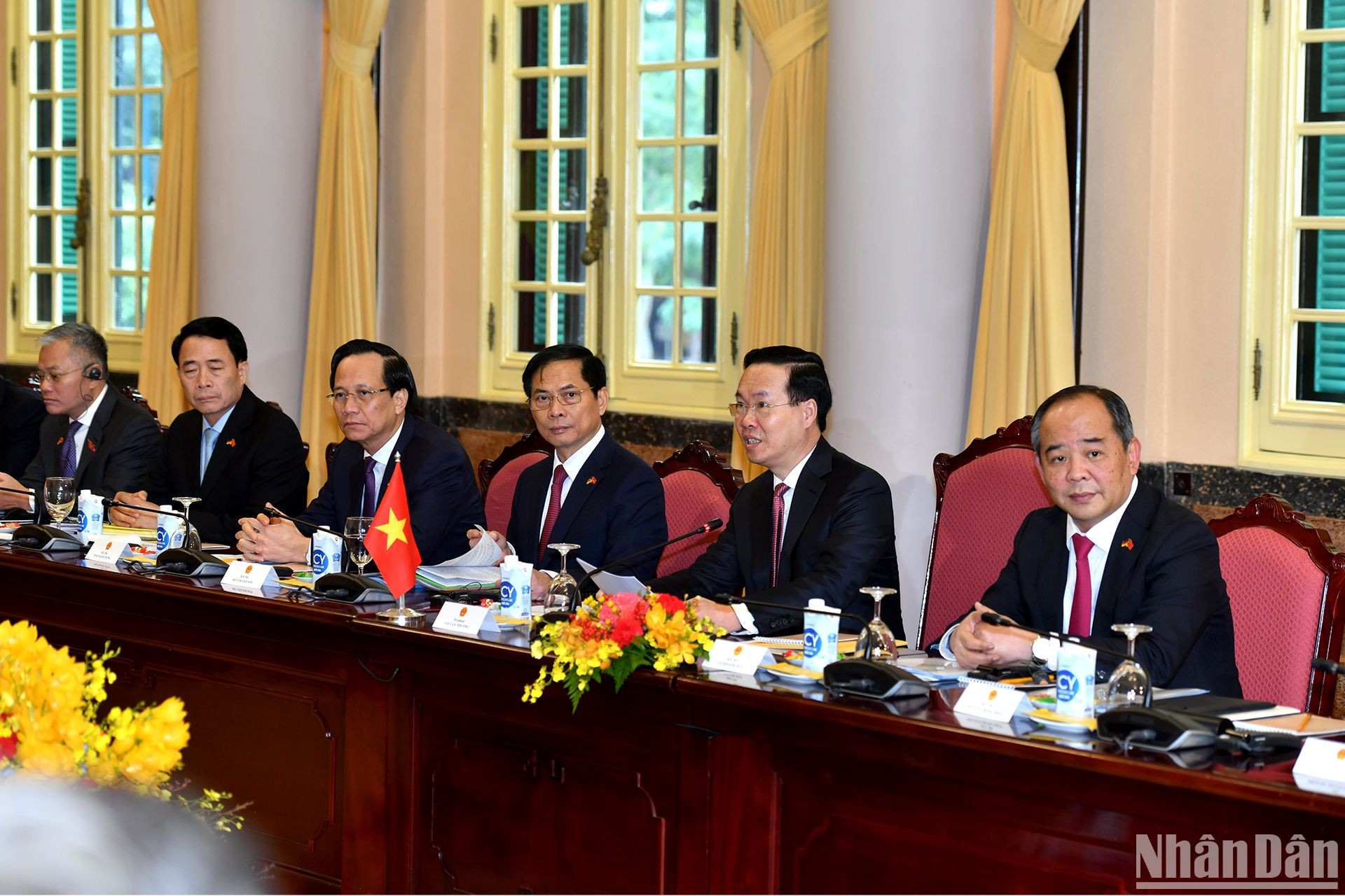 Chủ tịch nước Võ Văn Thưởng và các đại biểu Việt Nam tại cuộc hội đàm với Tổng thống Cộng hòa Liên bang Đức Frank-Walter Steinmeier.