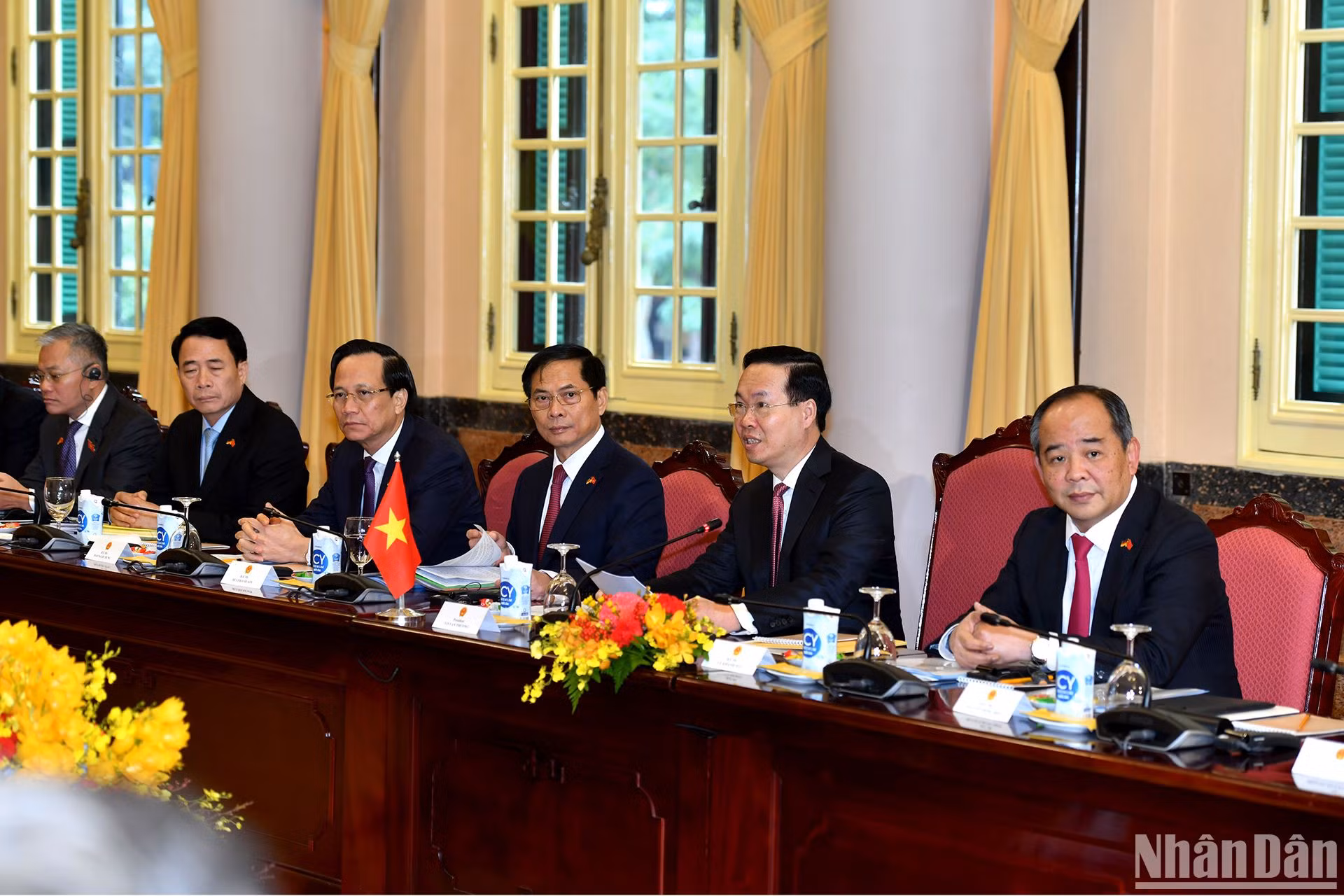 Chủ tịch nước Võ Văn Thưởng và các đại biểu Việt Nam tại cuộc hội đàm với Tổng thống Cộng hòa Liên bang Đức Frank-Walter Steinmeier.