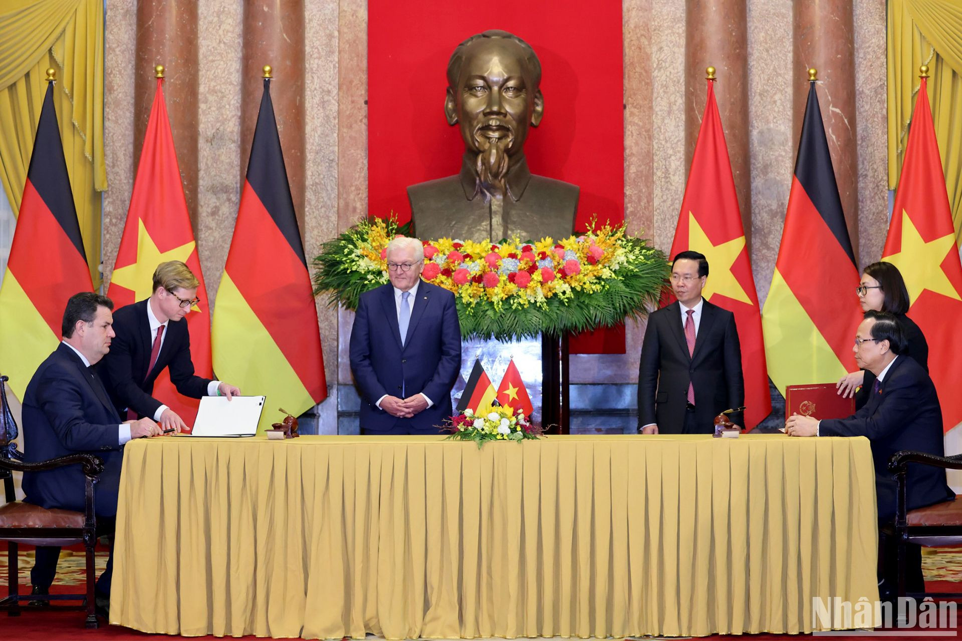 Chủ tịch nước Võ Văn Thưởng và Tổng thống Cộng hòa Liên bang Đức Frank-Walter Steinmeier chứng kiến Lễ ký kết các văn kiện hợp tác giữa hai nước.