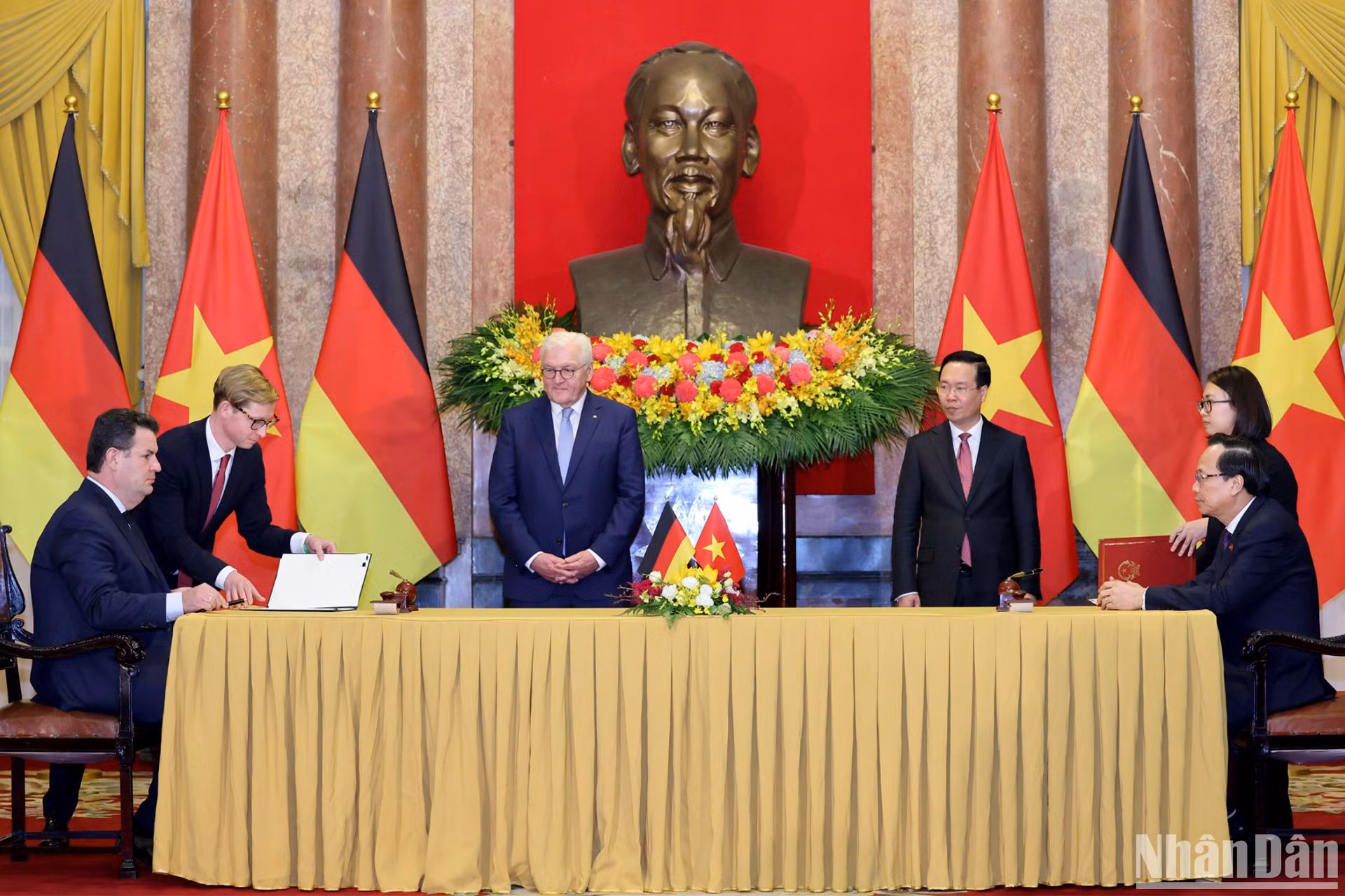 Chủ tịch nước Võ Văn Thưởng và Tổng thống Cộng hòa Liên bang Đức Frank-Walter Steinmeier chứng kiến Lễ ký kết các văn kiện hợp tác giữa hai nước.