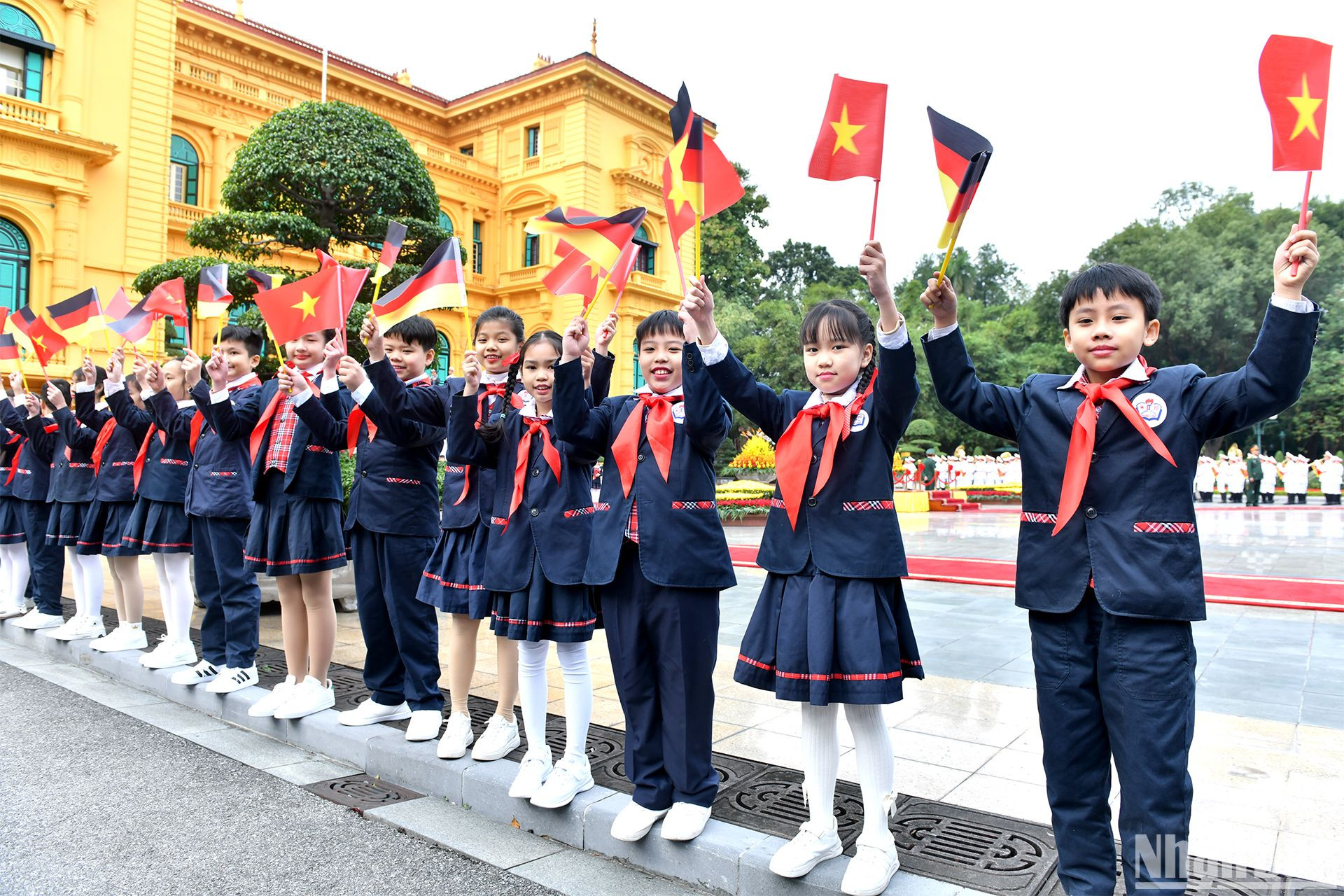 Thiếu nhi Thủ đô Hà Nội chào đón Tổng thống Cộng hòa Liên bang Đức thăm cấp Nhà nước tới Việt Nam.