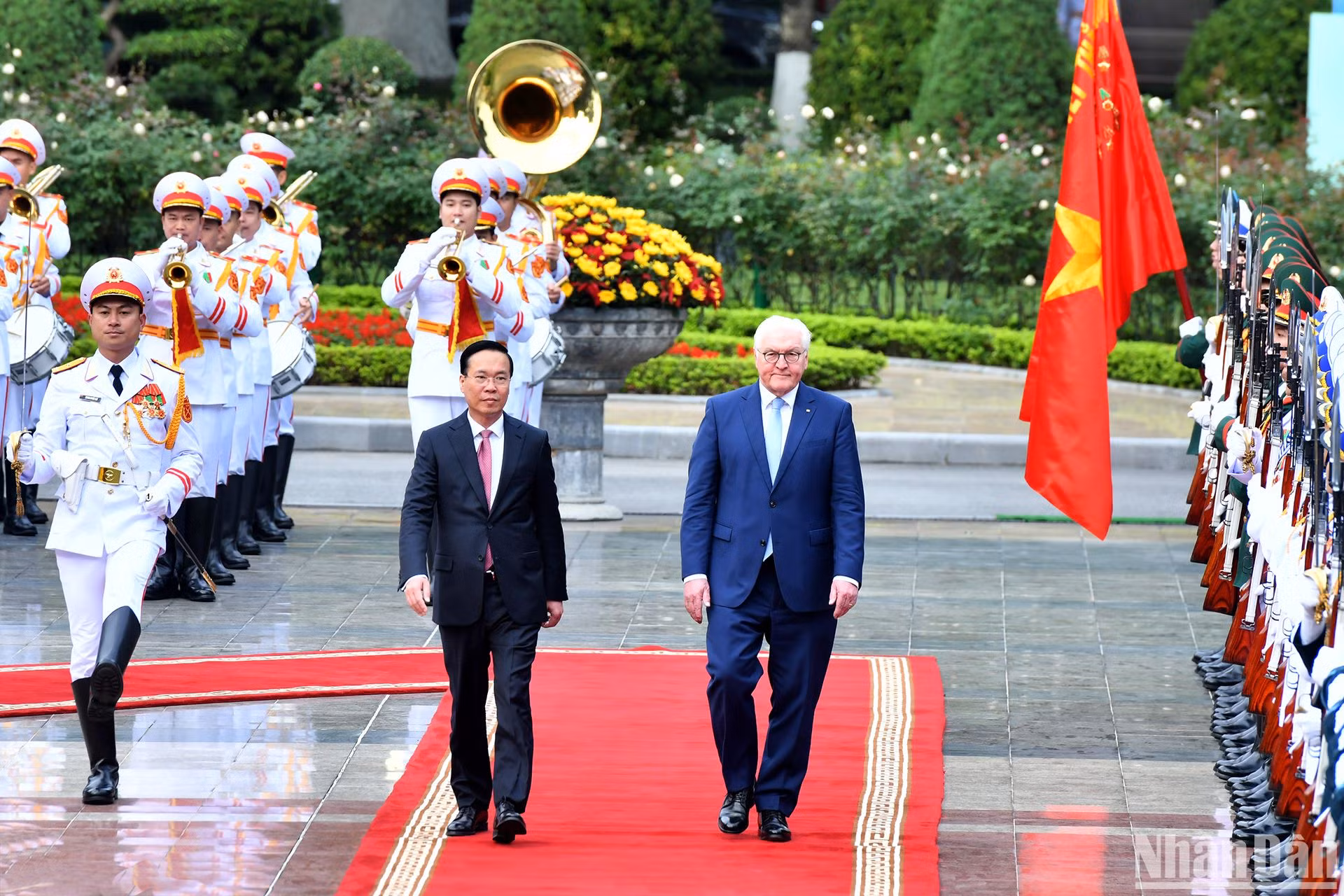 Chủ tịch nước Võ Văn Thưởng và Tổng thống Cộng hòa Liên bang Đức Frank-Walter Steinmeier duyệt Đội danh dự Quân đội nhân dân Việt Nam tại sự kiện.