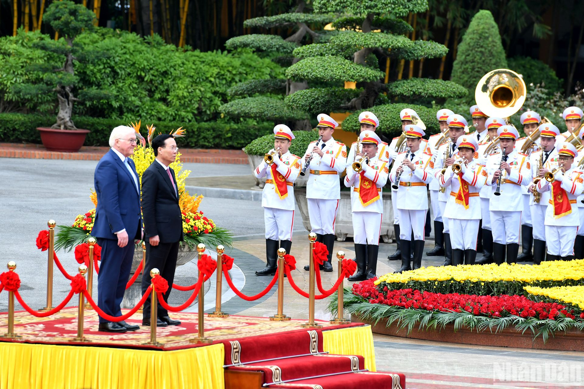 Chủ tịch nước Võ Văn Thưởng và Tổng thống Cộng hòa Liên bang Đức Frank-Walter Steinmeier nghe quân nhạc cử Quốc thiều hai nước.