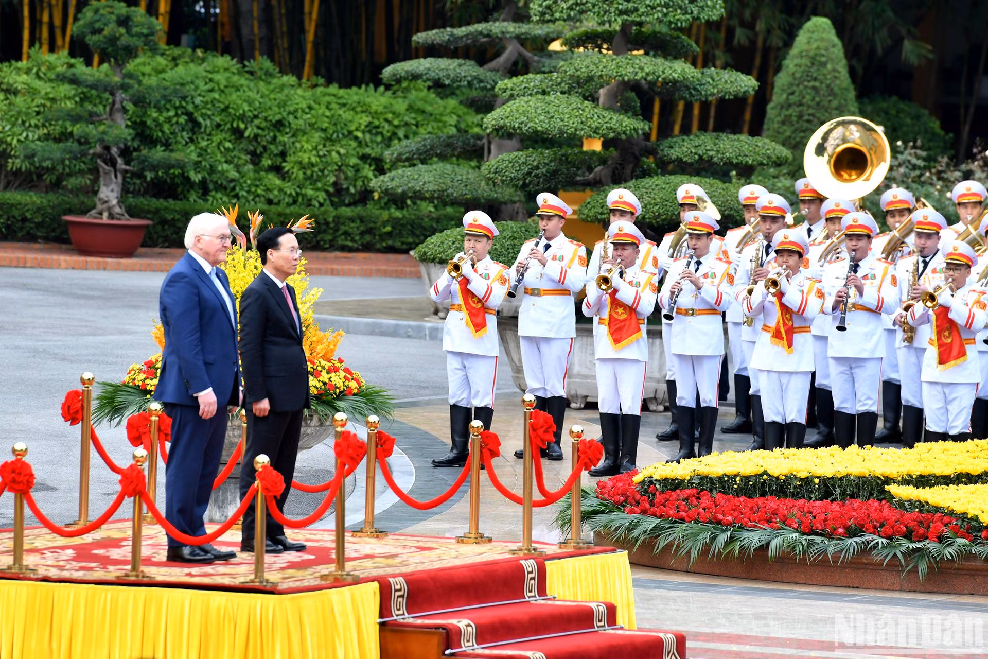 Chủ tịch nước Võ Văn Thưởng và Tổng thống Cộng hòa Liên bang Đức Frank-Walter Steinmeier nghe quân nhạc cử Quốc thiều hai nước.