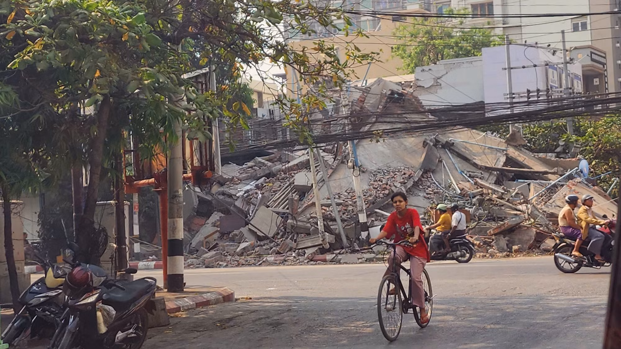 Đường phố Mandalay như ngày tận thế khi trận động đất đi qua... Đường phố Mandalay như ngày tận thế khi trận động đất đi qua...