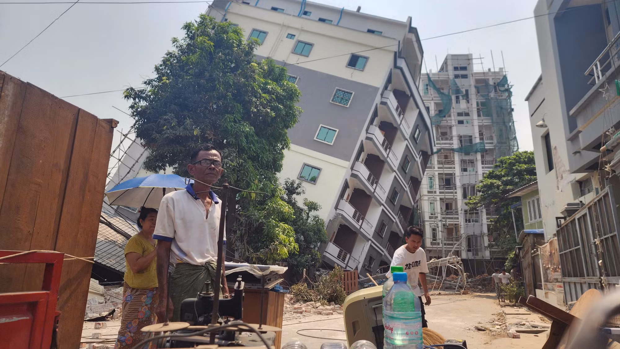 Nhiều người dân hôm nay cũng quay trở lại căn nhà của mình để cố gắng nhặt nhạnh những gì còn sót lại. "Biết là nguy hiểm, nhưng tất cả tiền bạc, tài sản của chúng tôi còn ở đó", U Chit Ko Ko - một người đàn ông sinh sống tại đường 35C, thành phố Mandalay cho biết. Nhiều người dân hôm nay cũng quay trở lại căn nhà của mình để cố gắng nhặt nhạnh những gì còn sót lại. "Biết là nguy hiểm, nhưng tất cả tiền bạc, tài sản của chúng tôi còn ở đó", U Chit Ko Ko - một người đàn ông sinh sống tại đường 35C, thành phố Mandalay cho biết.