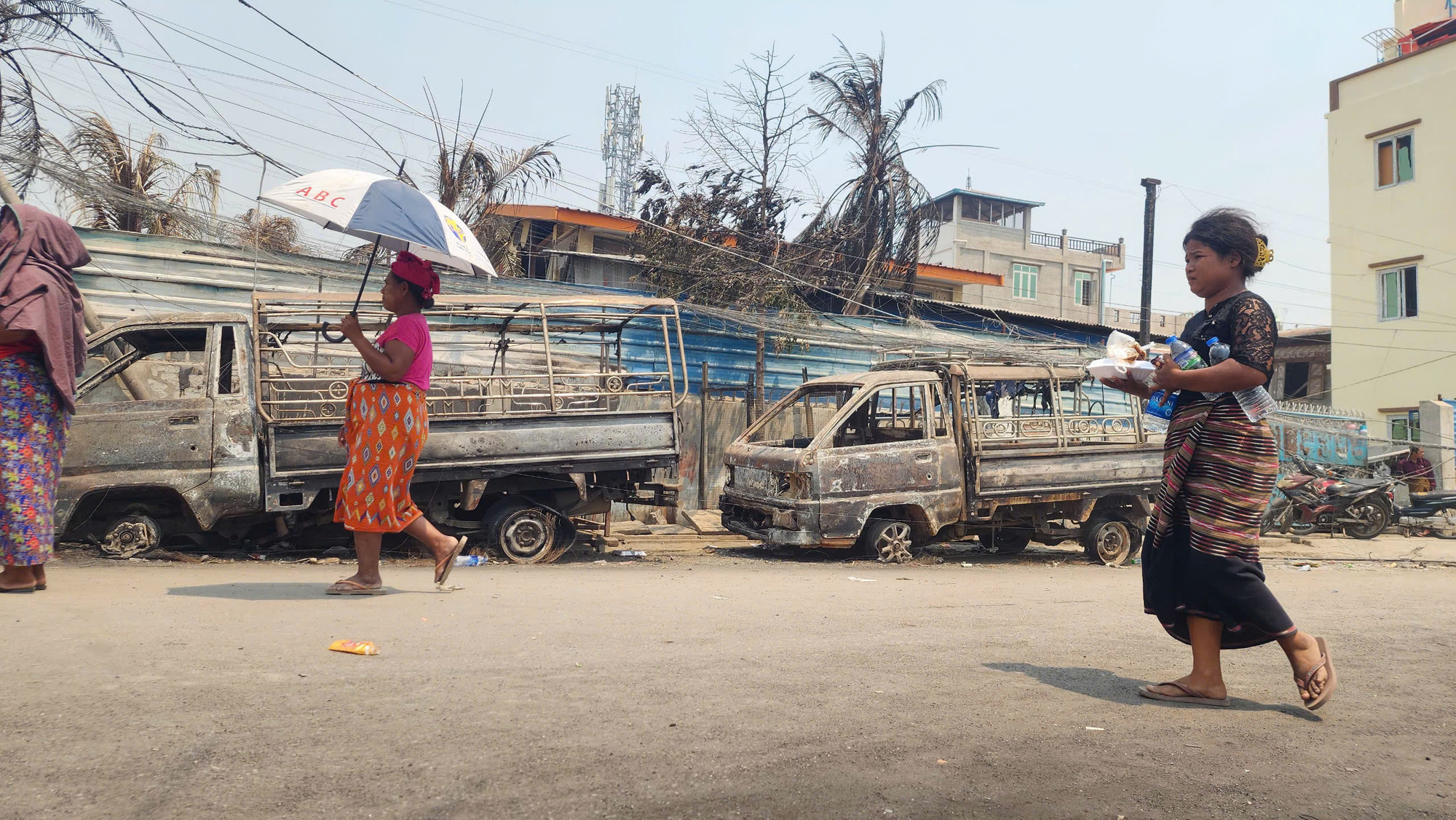... đồng thời khiến hàng trăm người rơi vào cảnh không còn nhà cửa, tài sản...