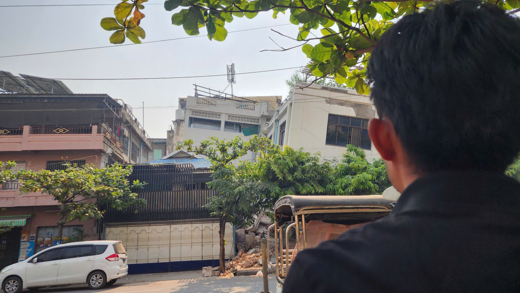 Người đàn ông thất thần nhìn cả tòa nhà đã đổ sập tại phố Palae Ngue Young Yout Kwet