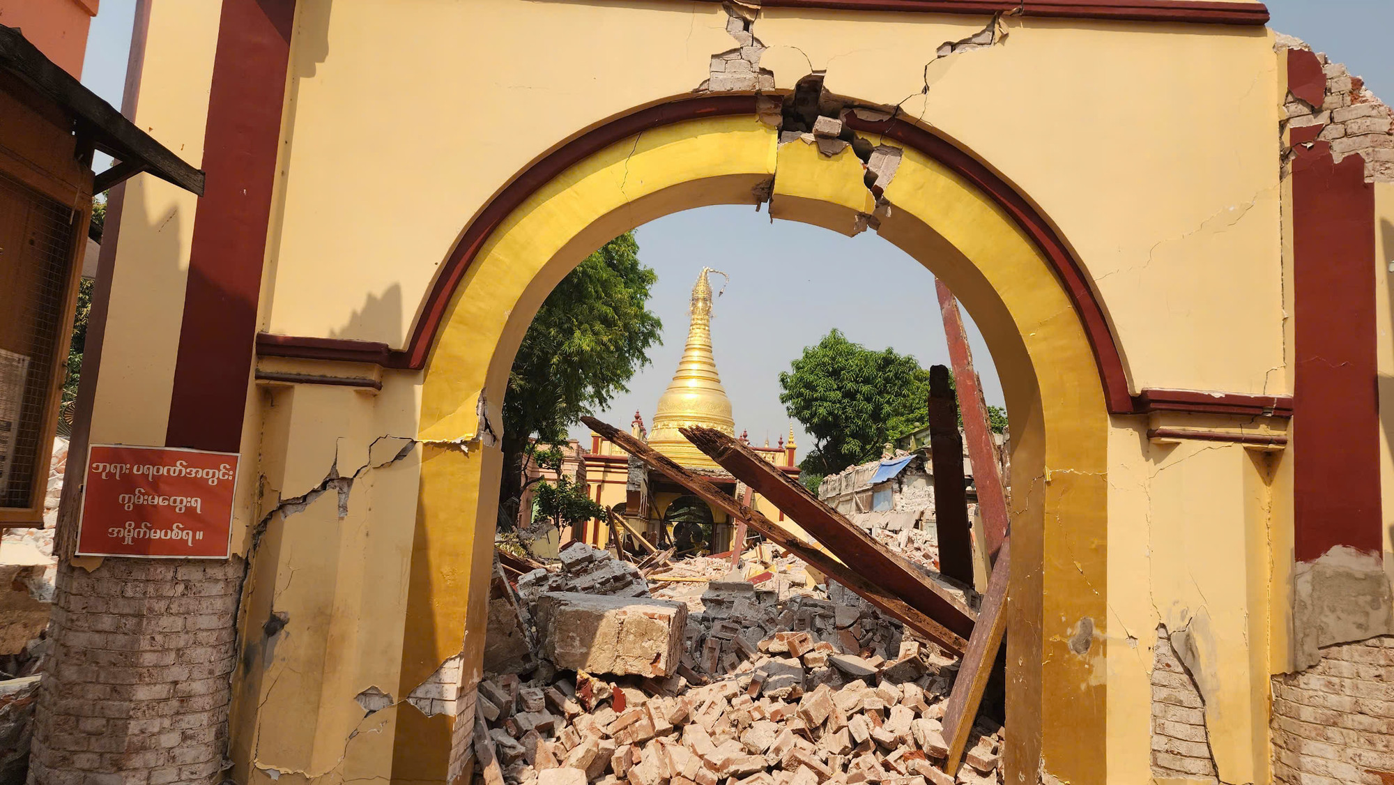 Trận động đất ngày 28/3 khiến toàn bộ khối công trình phía sau của ngôi chùa tuyệt đẹp này sập đổ, khiến 1 bé trai tử vong khi đang chơi đùa...