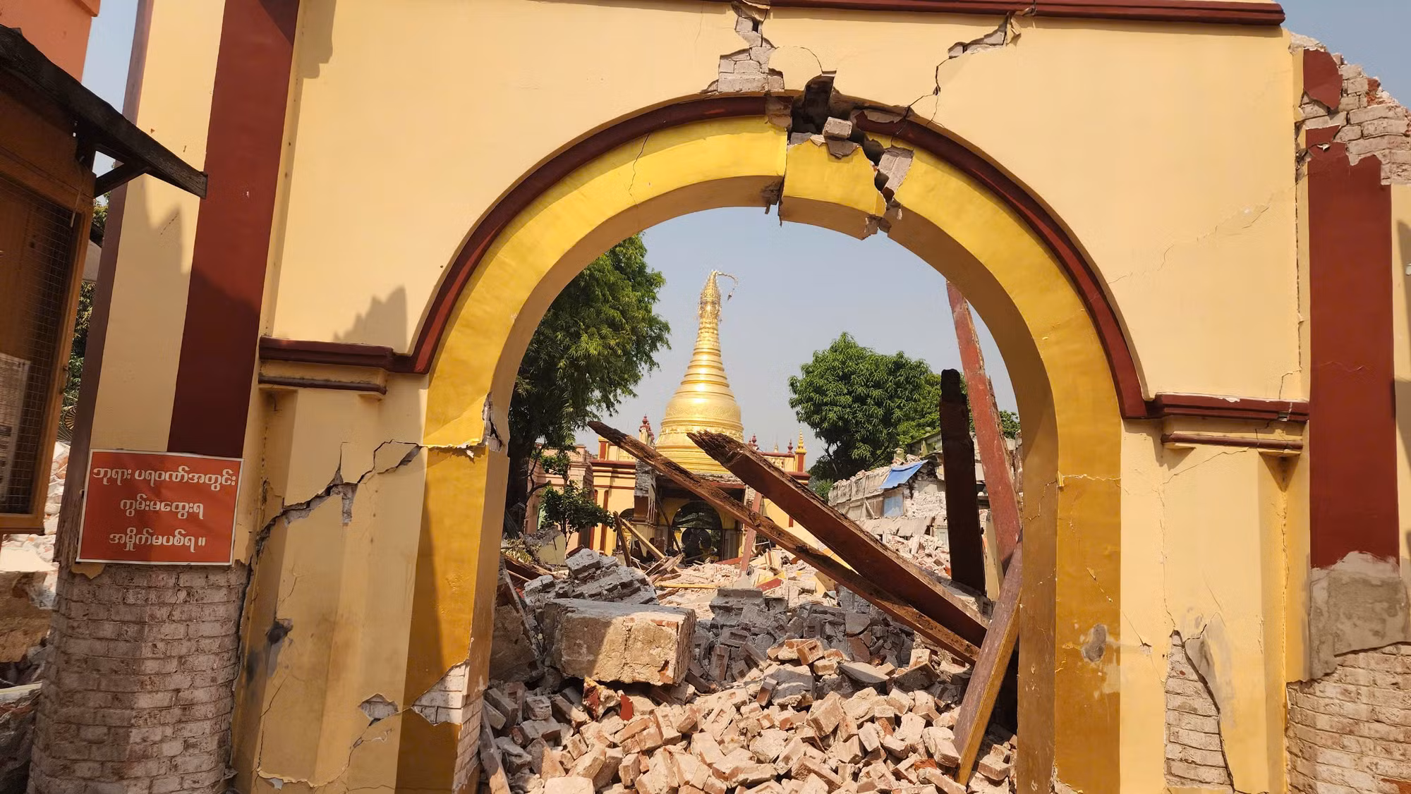 Trận động đất ngày 28/3 khiến toàn bộ khối công trình phía sau của ngôi chùa tuyệt đẹp này sập đổ, khiến 1 bé trai tử vong khi đang chơi đùa... Trận động đất ngày 28/3 khiến toàn bộ khối công trình phía sau của ngôi chùa tuyệt đẹp này sập đổ, khiến 1 bé trai tử vong khi đang chơi đùa...
