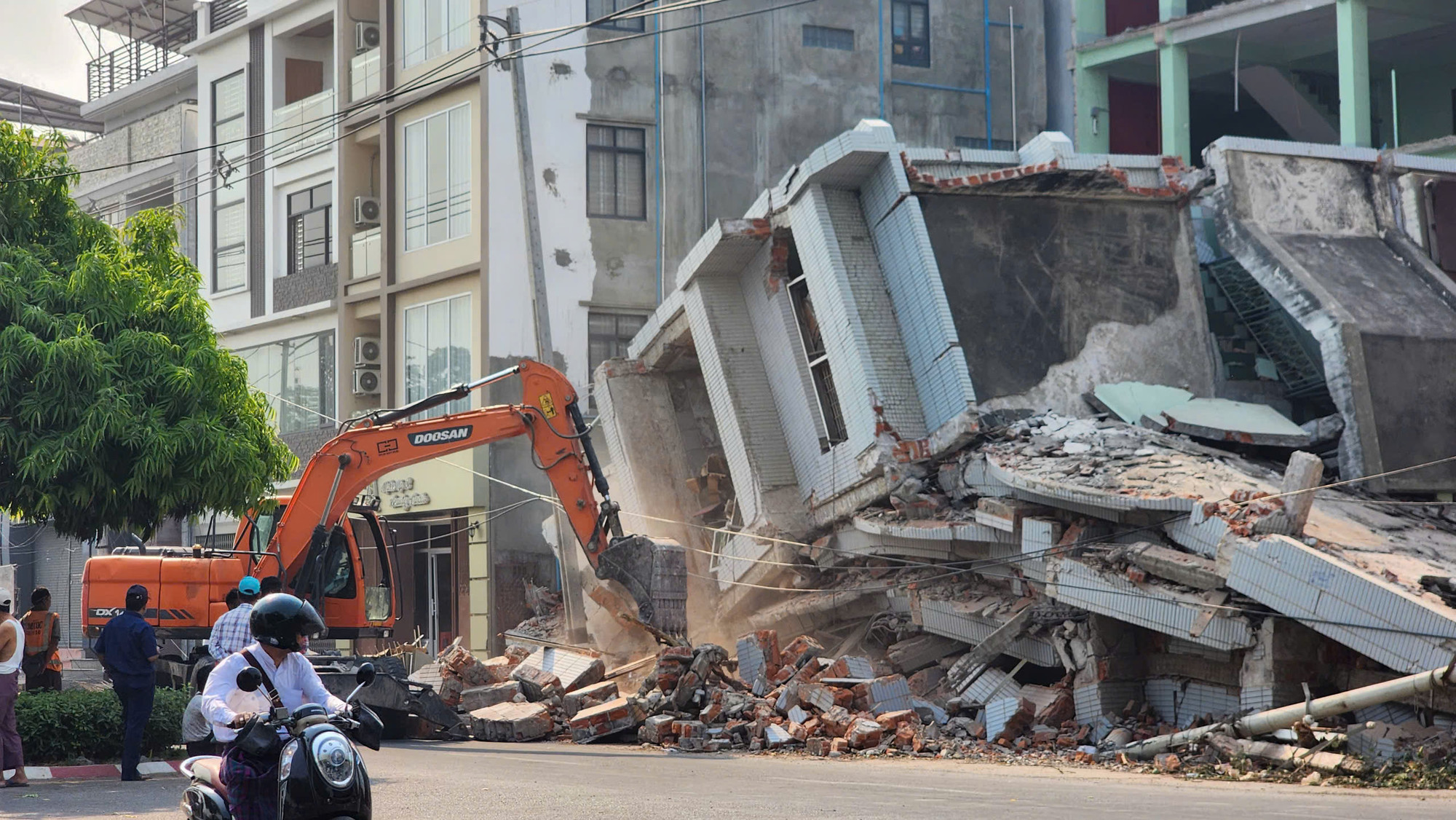 Sáng cùng ngày, lực lượng chức năng nước sở tại cũng tiếp tục huy động thiết bị cơ giới để giải tỏa các công trình hư hại.