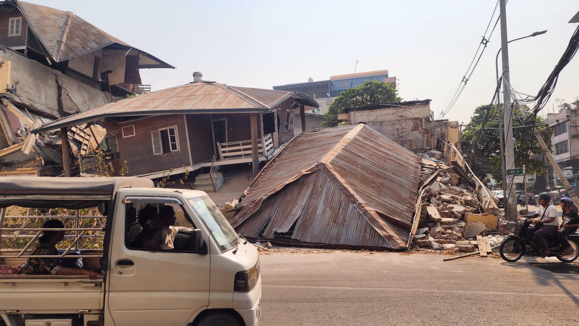 Tại khu chợ Zay Cho, những ngôi nhà đổ nát đã thay thế cho cảnh sầm uất, bán mua thông thường... Tại khu chợ Zay Cho, những ngôi nhà đổ nát đã thay thế cho cảnh sầm uất, bán mua thông thường...