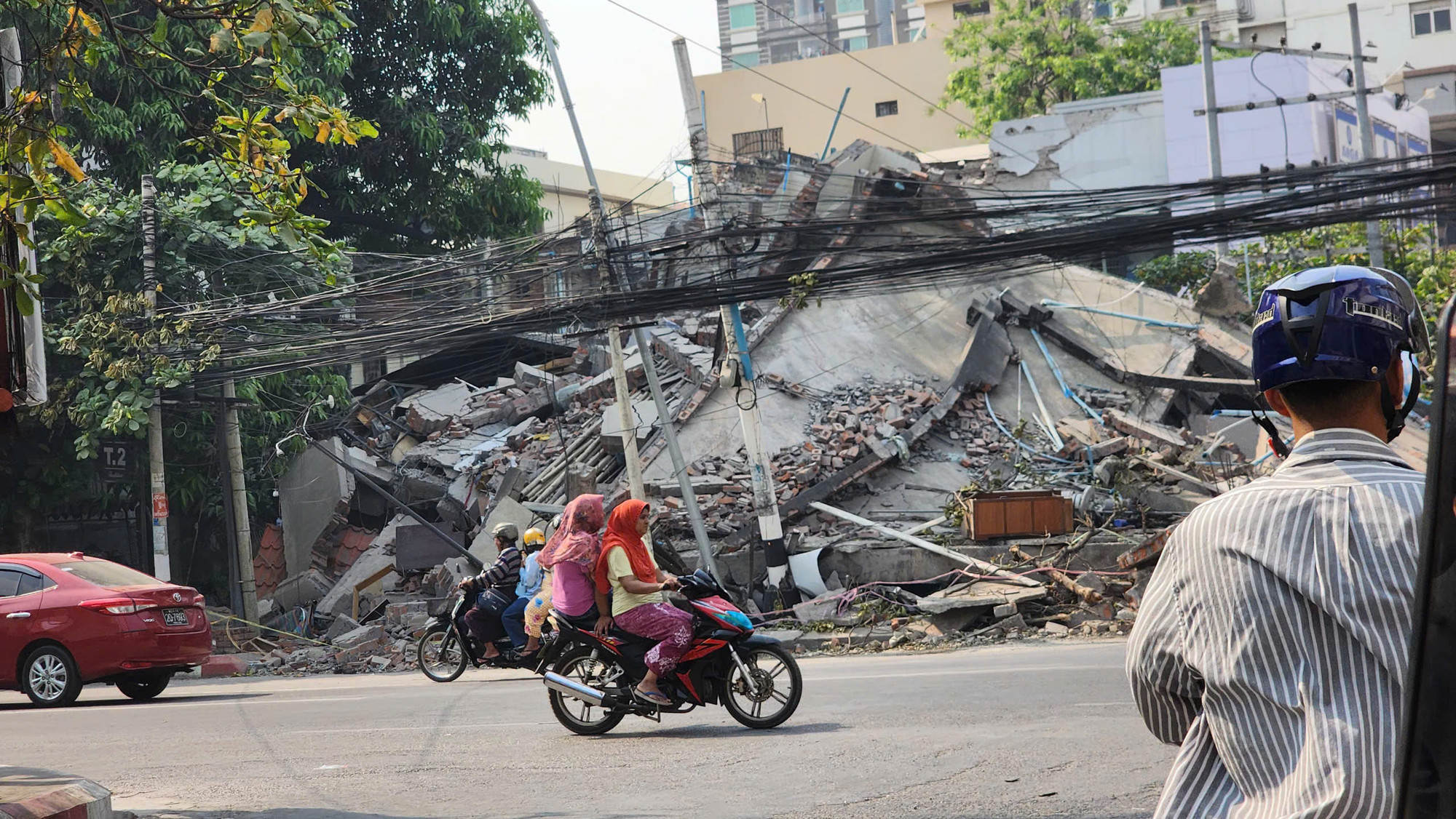 Khắp thành phố cố đô, những dấu tích đổ nát của trận động đất lịch sử vẫn còn vẹn nguyên.