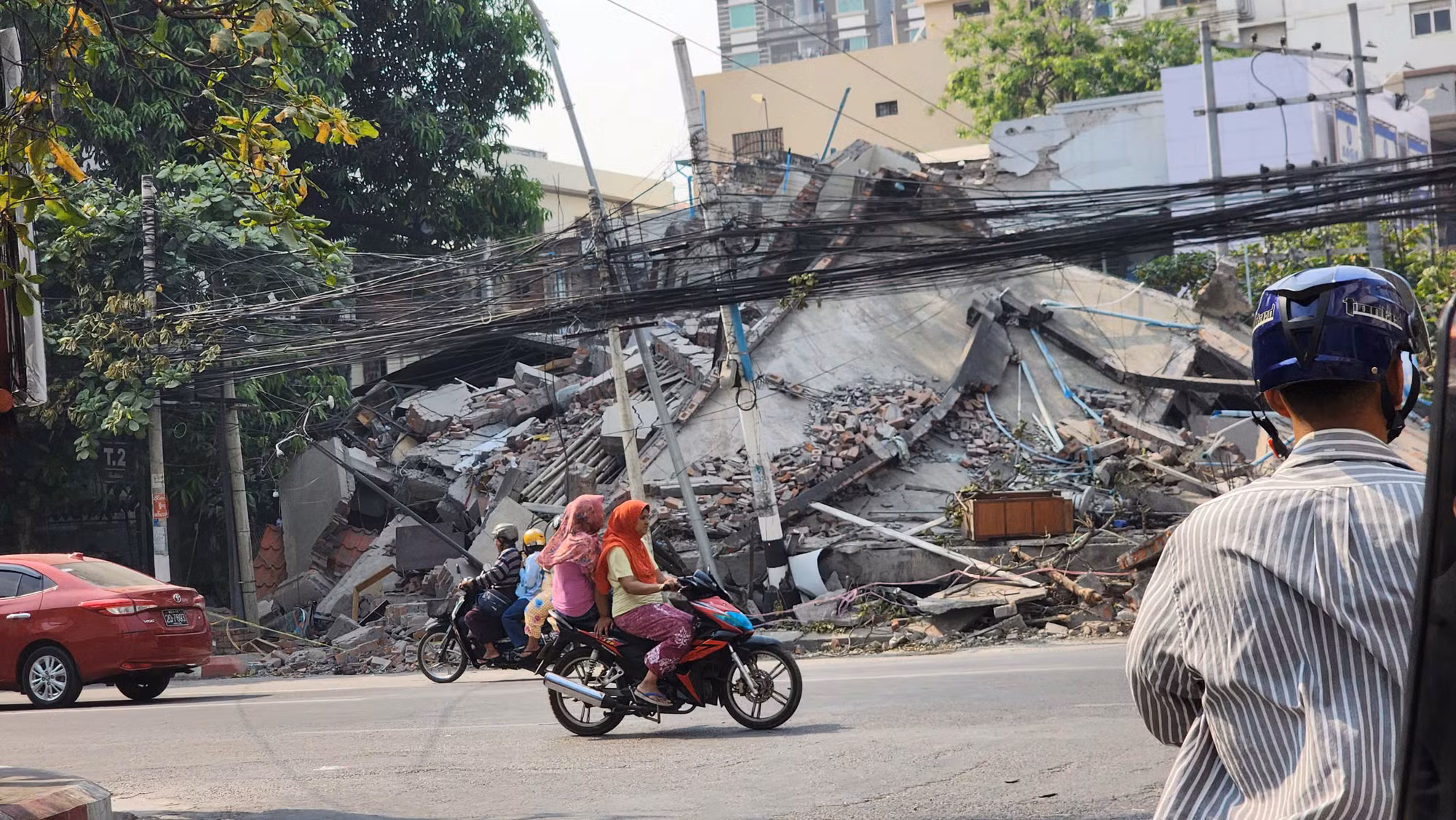 Khắp thành phố cố đô, những dấu tích đổ nát của trận động đất lịch sử vẫn còn vẹn nguyên. Khắp thành phố cố đô, những dấu tích đổ nát của trận động đất lịch sử vẫn còn vẹn nguyên.