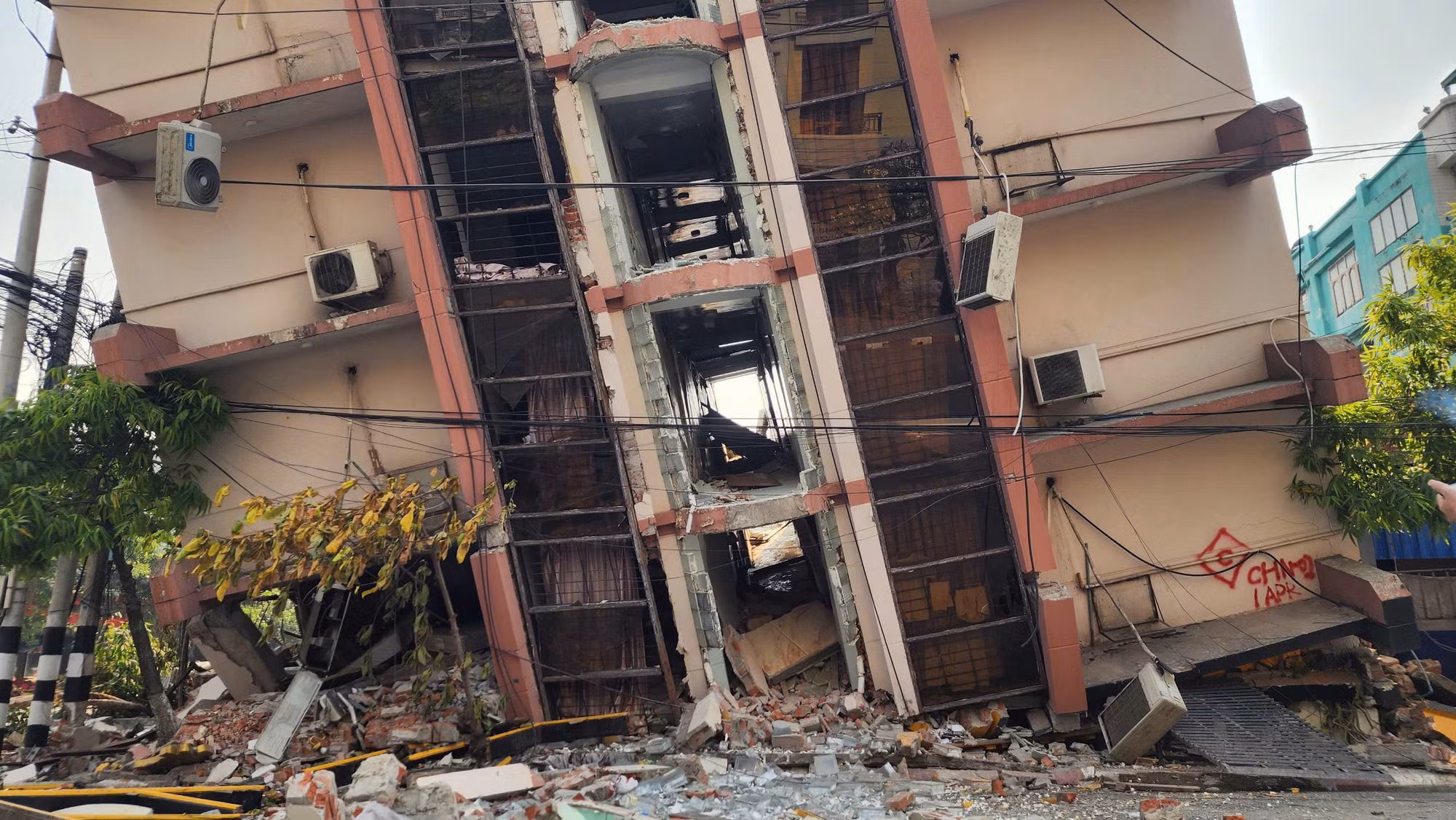 5 ngày sau trận động đất kinh hoàng, nhiều địa điểm tại thành phố Mandalay, đô thị lớn thứ 2 Myanmar vẫn ngổn ngang, đổ nát. Trong ảnh là một khách sạn cao tầng trên đường số 29. 5 ngày sau trận động đất kinh hoàng, nhiều địa điểm tại thành phố Mandalay, đô thị lớn thứ 2 Myanmar vẫn ngổn ngang, đổ nát. Trong ảnh là một khách sạn cao tầng trên đường số 29.