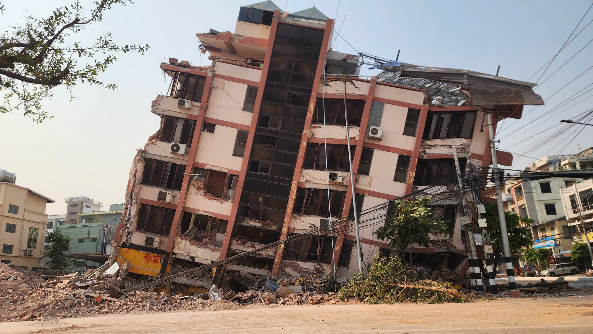 Nhìn từ bên hông có thể thấy toàn bộ khối nhà đồ sộ đã bị xô đẩy. Phần móng sụt mạnh về phía trước.