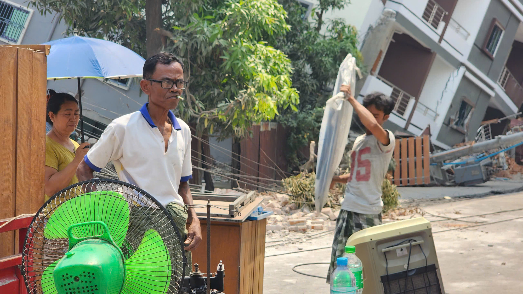 Tài sản mà ông nhắc đến chỉ là một vài chiếc quạt, tivi và máy khâu lấm lem bụi.