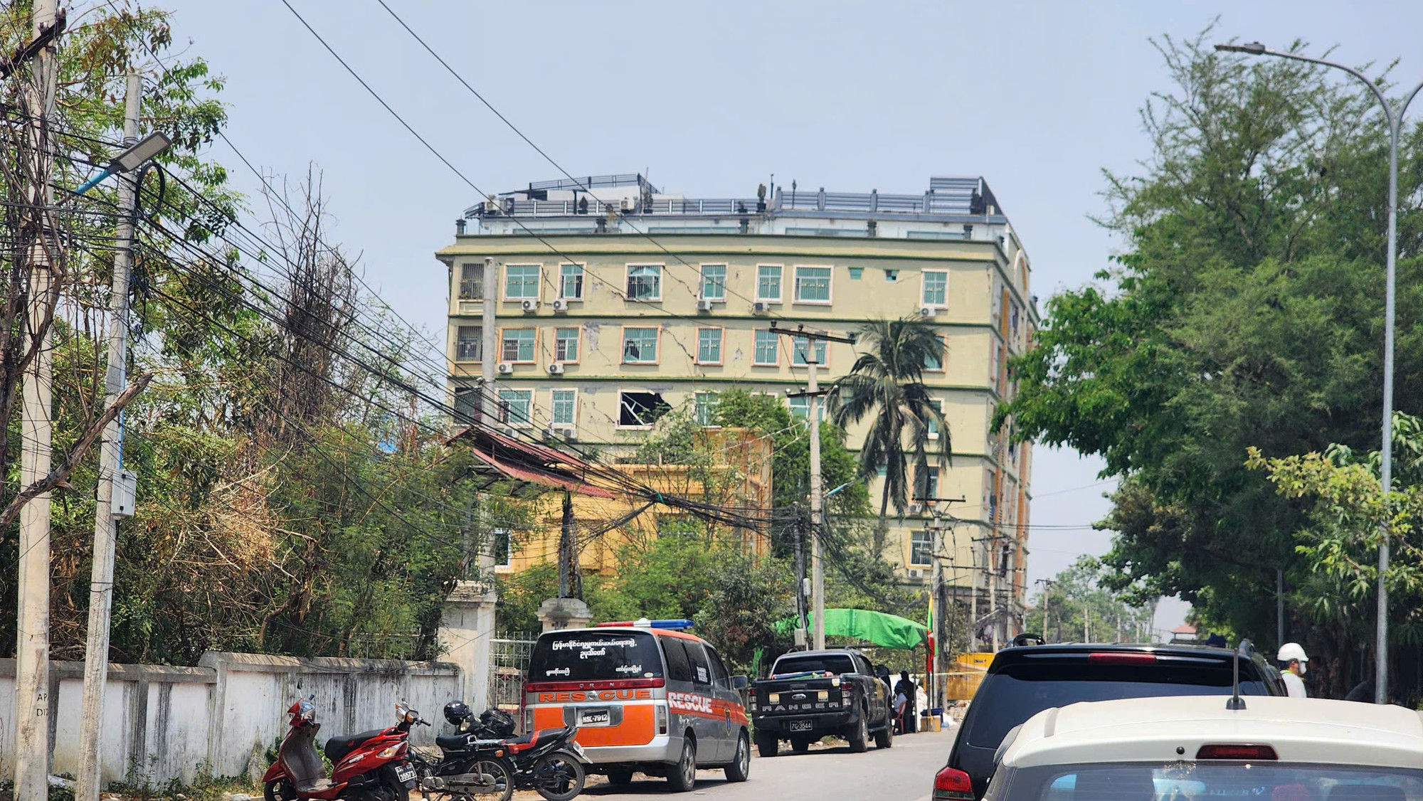 Tòa nhà Sky Villa, biểu tượng của Mandalay cũng đổ sập khiến hơn 2.000 tử vong.