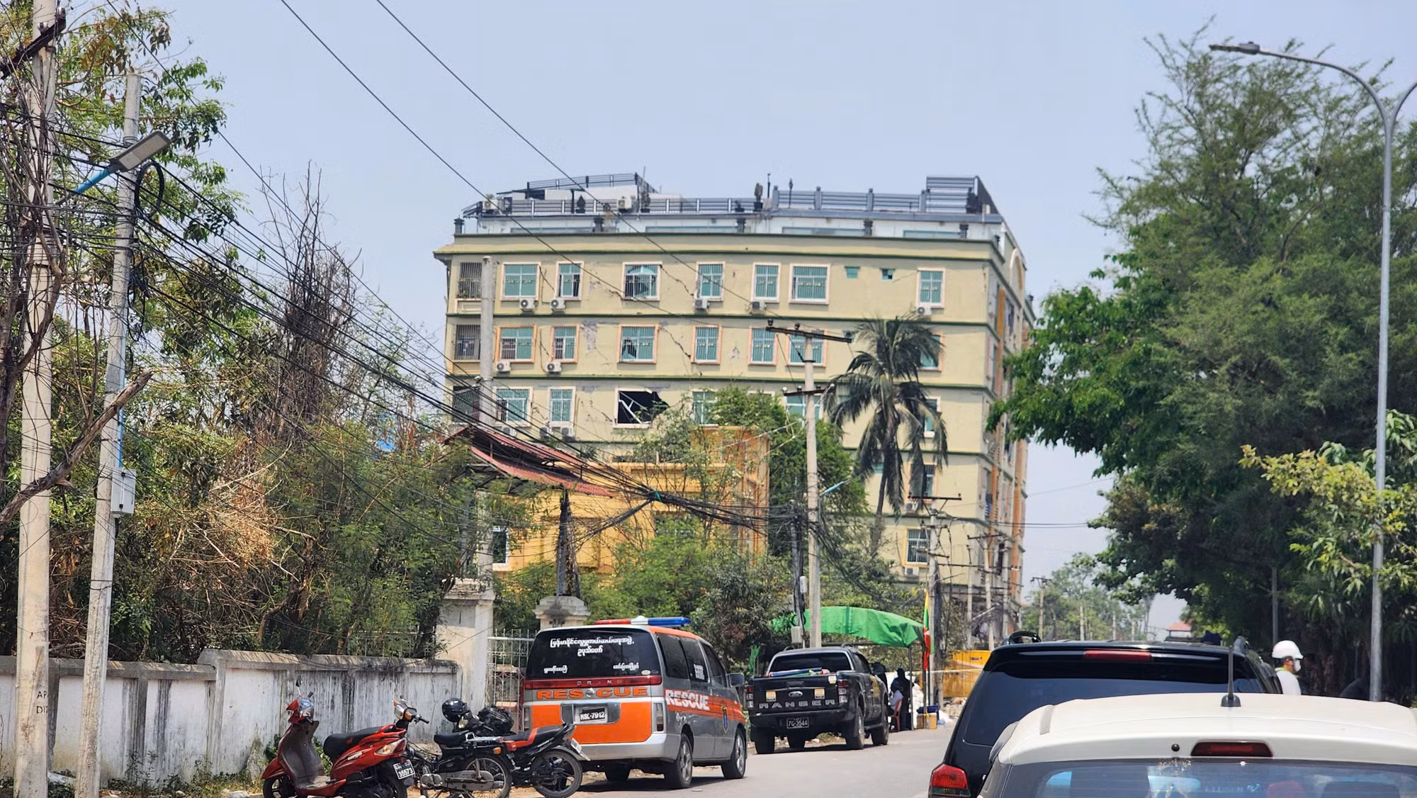 Tòa nhà Sky Villa, biểu tượng của Mandalay cũng đổ sập khiến hơn 2.000 tử vong. Tòa nhà Sky Villa, biểu tượng của Mandalay cũng đổ sập khiến hơn 2.000 tử vong.