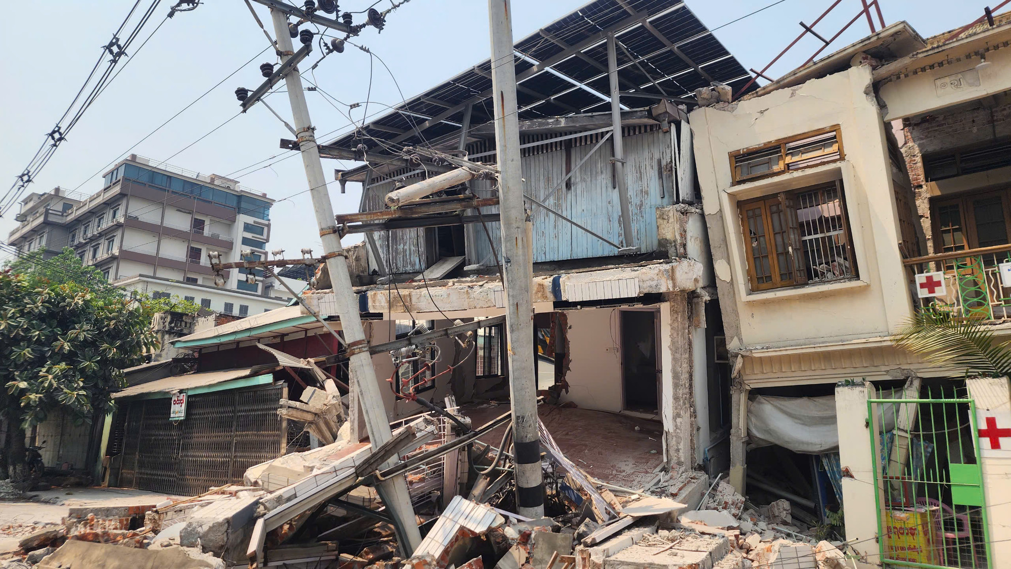 Khung cảnh tan hoang tại Mandalay sau động đất.