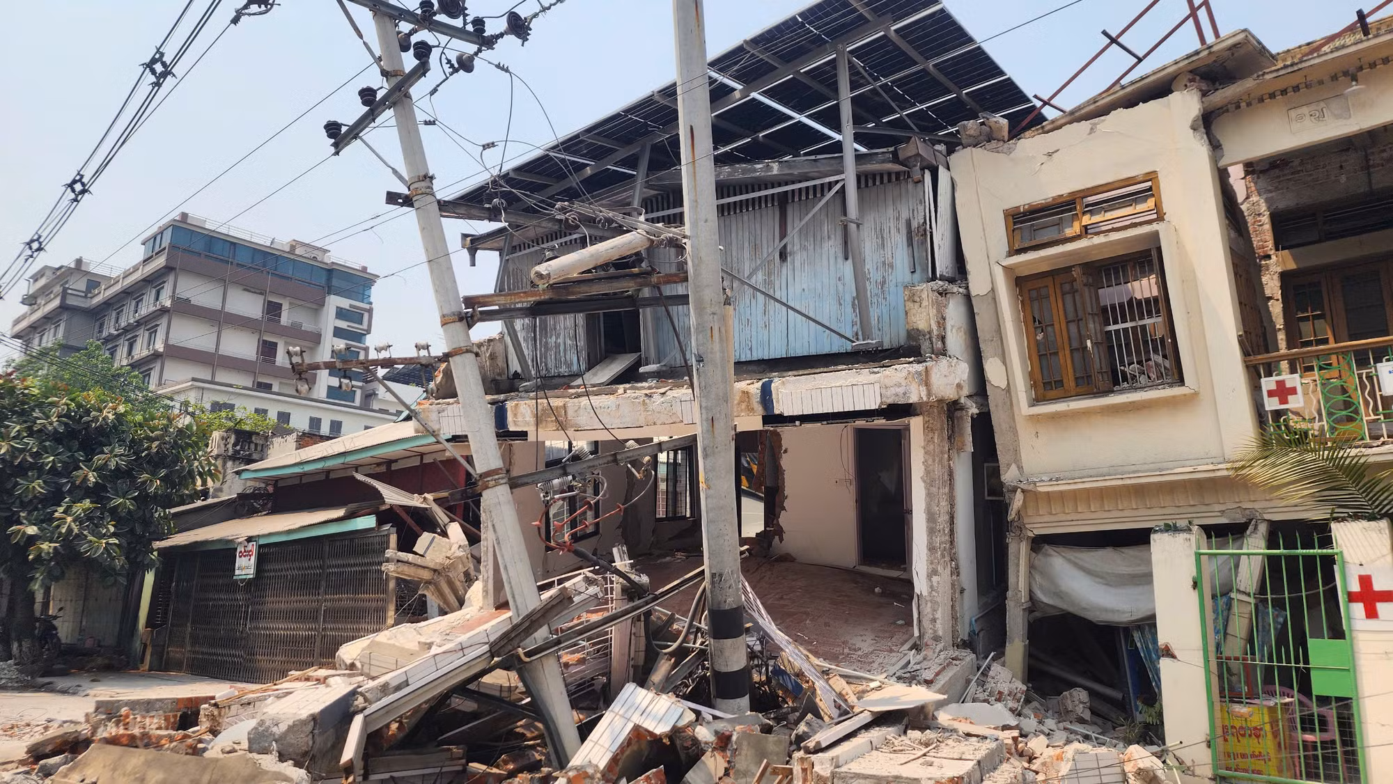 Khung cảnh tan hoang tại Mandalay sau động đất. Khung cảnh tan hoang tại Mandalay sau động đất.