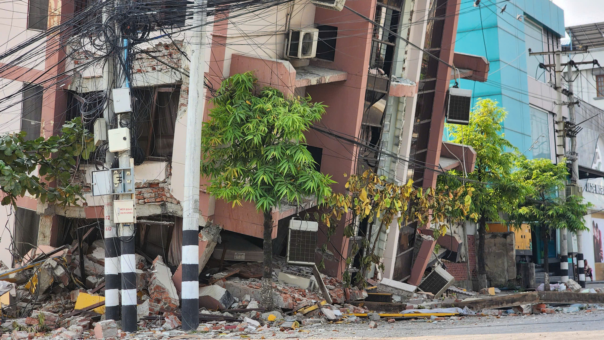 Trận động đất ngày 28/3 khiến cho cả tòa nhà 8 tầng với 2 mặt tiền bị xô lệch. Bên trong, ít nhất có 4 người còn mắc kẹt...