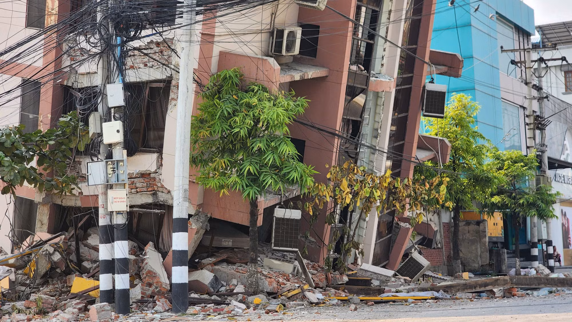 Trận động đất ngày 28/3 khiến cho cả tòa nhà 8 tầng với 2 mặt tiền bị xô lệch. Bên trong, ít nhất có 4 người còn mắc kẹt... Trận động đất ngày 28/3 khiến cho cả tòa nhà 8 tầng với 2 mặt tiền bị xô lệch. Bên trong, ít nhất có 4 người còn mắc kẹt...