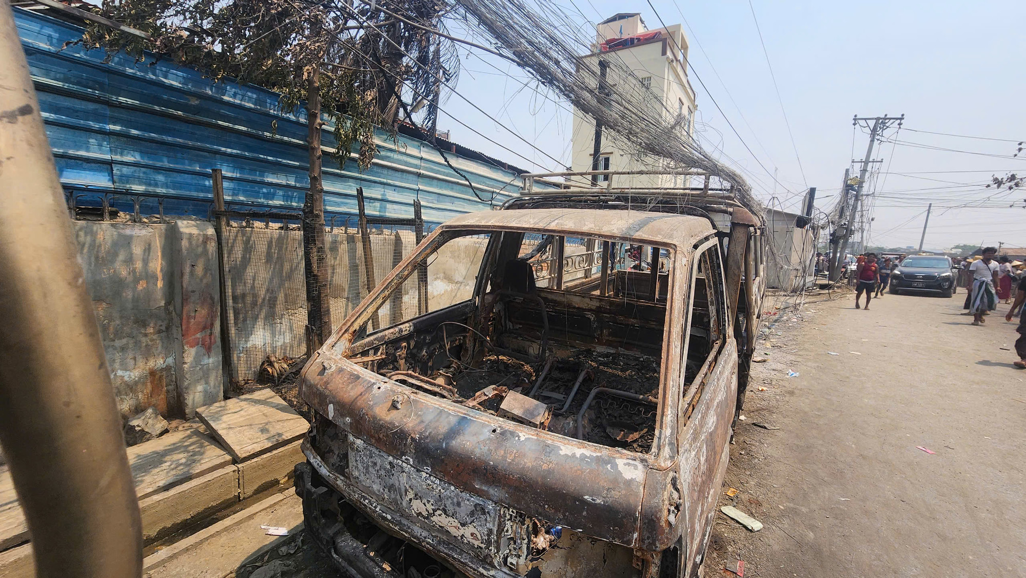 Tại khu vực ngoại ô, một trận hỏa hoạn khủng khiếp kéo dài hàng chục giờ đồng hồ ngay sau động đất cũng khiến hàng trăm ngôi nhà, tài sản bị thiêu rụi.