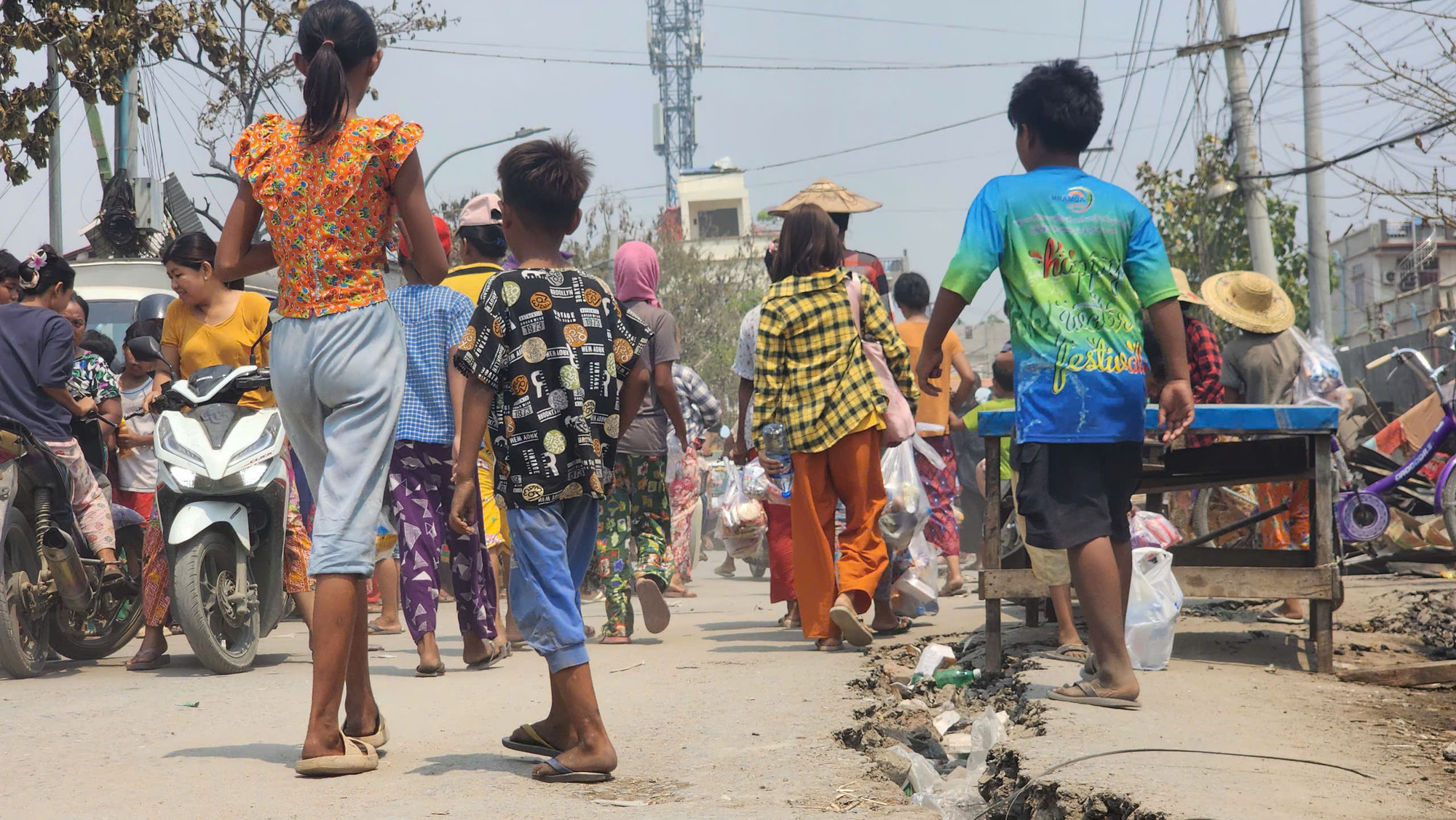 Động đất xé toạc những con đường trung tâm Mandalay...