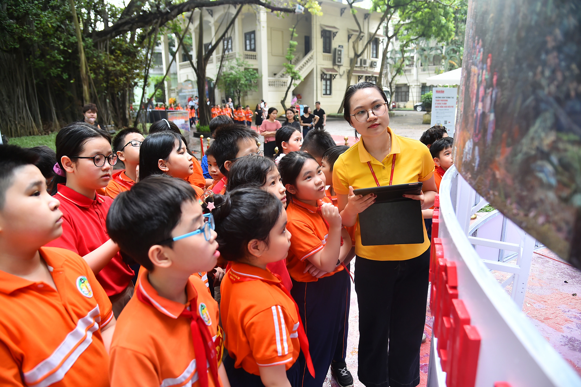 Tại Triển lãm, các em được chiêm ngưỡng bức tranh panorama bao quanh hình tròn với đường kính dài 5,5m, chiều cao hơn 3m và trải nghiệm công nghệ thực tế tăng cường với mô hình tranh panorama 360 độ.