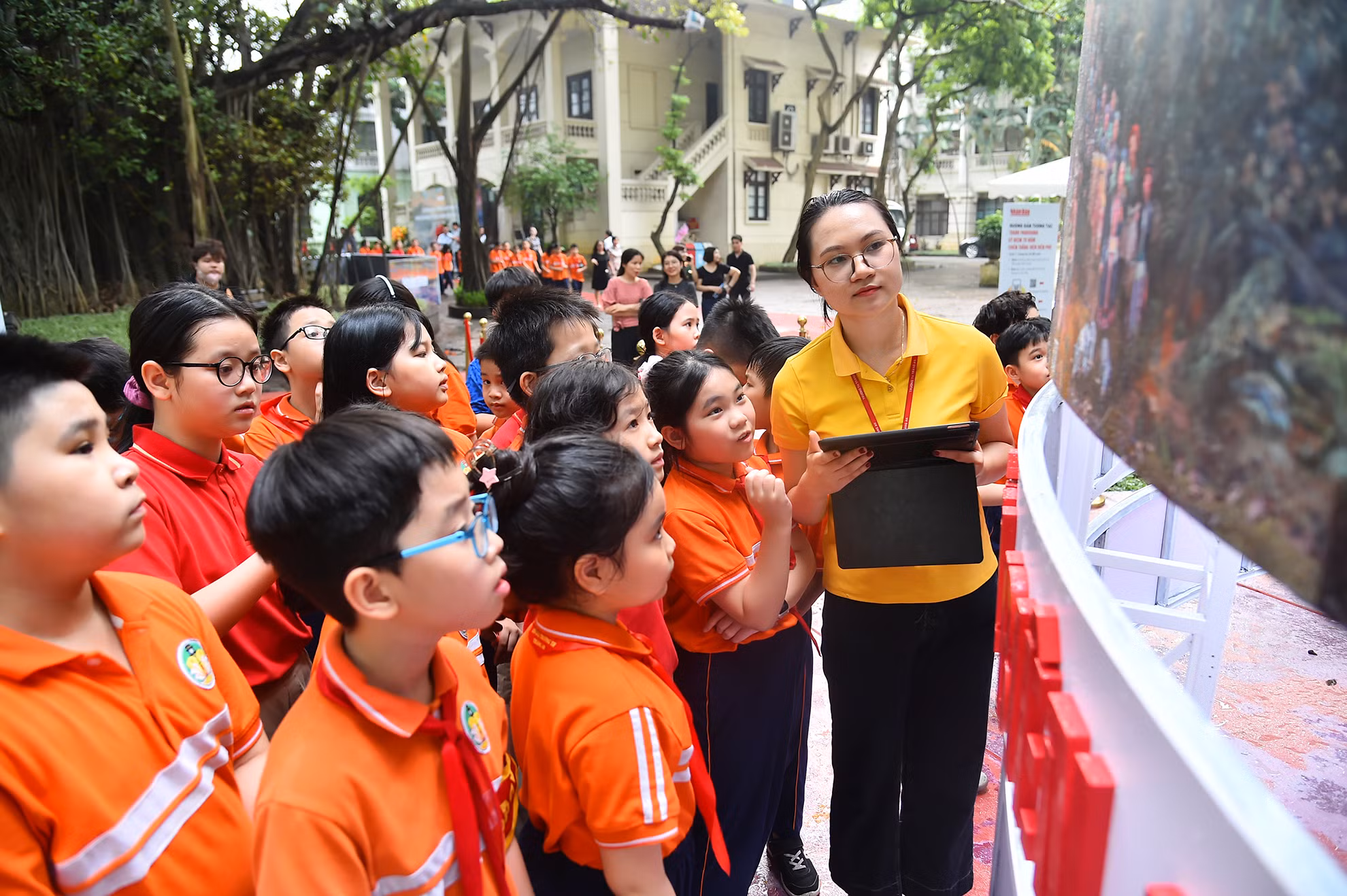 Tại Triển lãm, các em được chiêm ngưỡng bức tranh panorama bao quanh hình tròn với đường kính dài 5,5m, chiều cao hơn 3m và trải nghiệm công nghệ thực tế tăng cường với mô hình tranh panorama 360 độ.