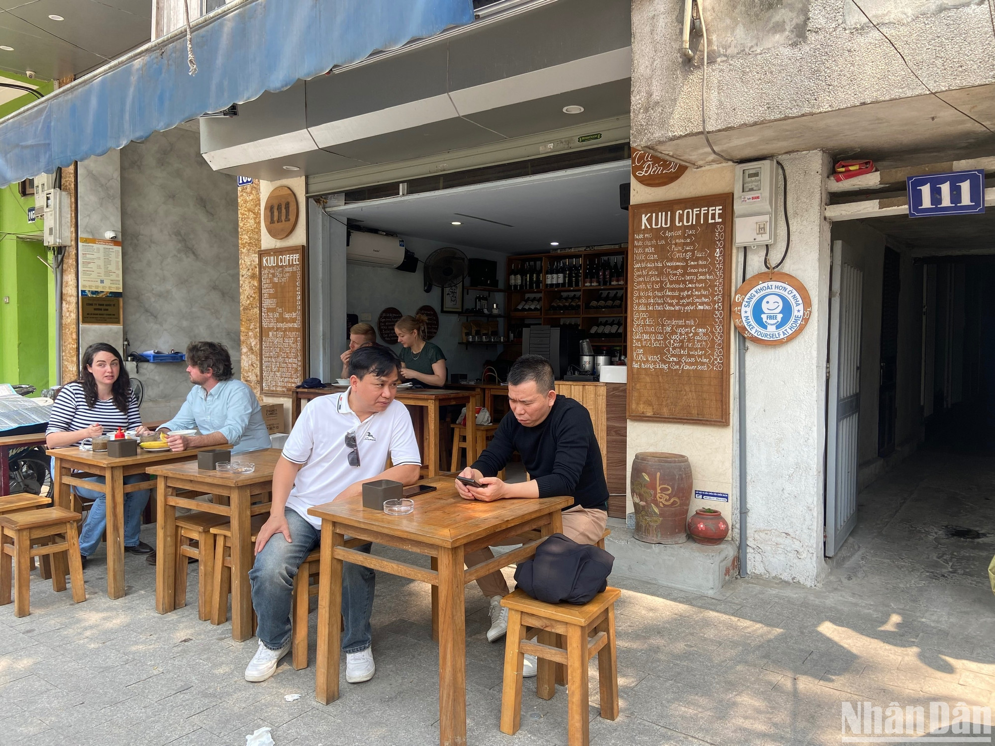 Cửa hàng của bà Nga nằm ở số 111 phố Trúc Bạch là một trong những cửa hàng đầu tiên của phường Trúc Bạch (quận Ba Đình, Hà Nội) tham gia thí điểm mô hình “Free restroom".