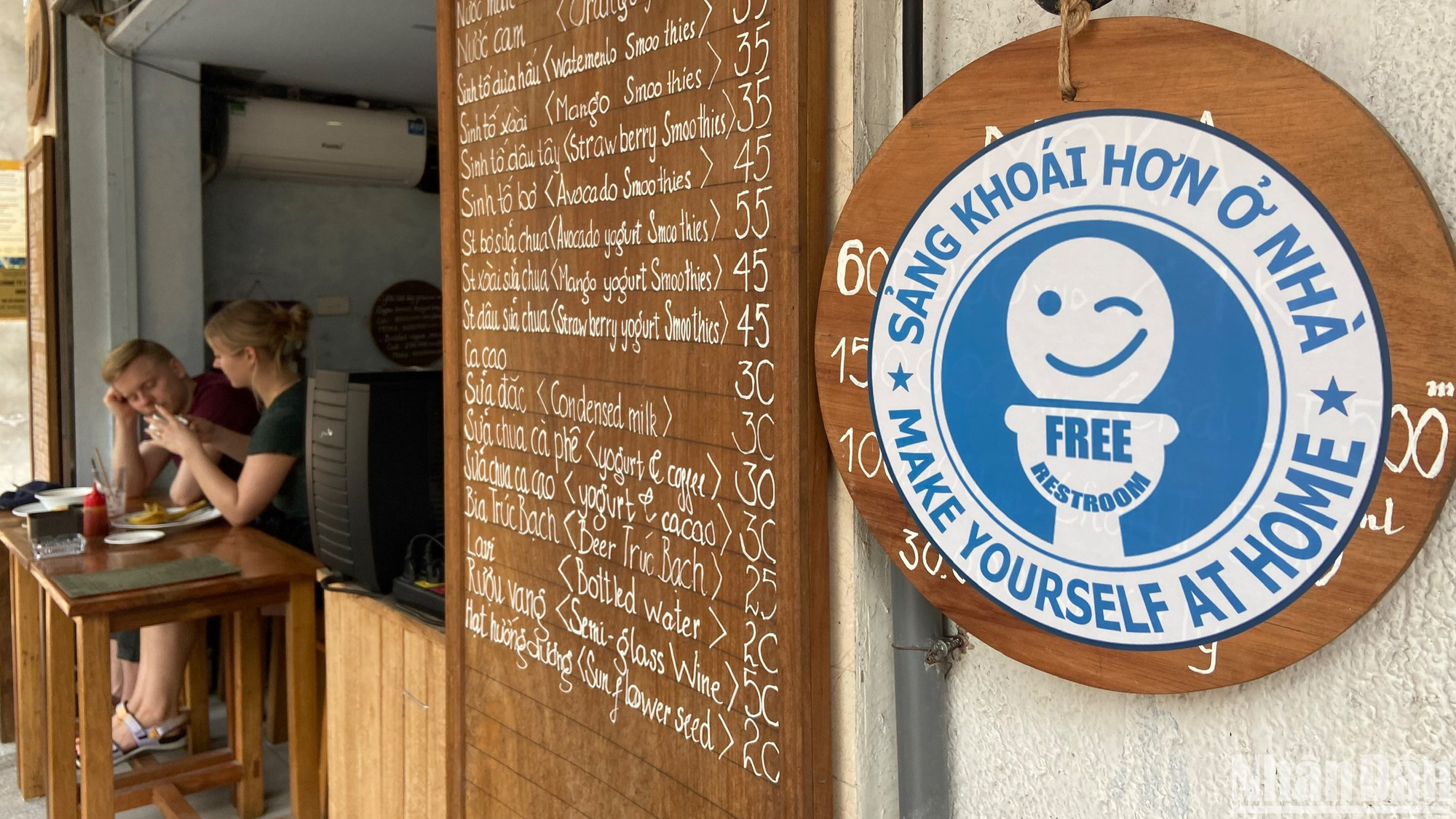 Biển hiệu “Free restroom” chỉ dẫn nơi bạn có thể sử dụng nhà vệ sinh miễn phí. (Ảnh: NGỌC KHÁNH)