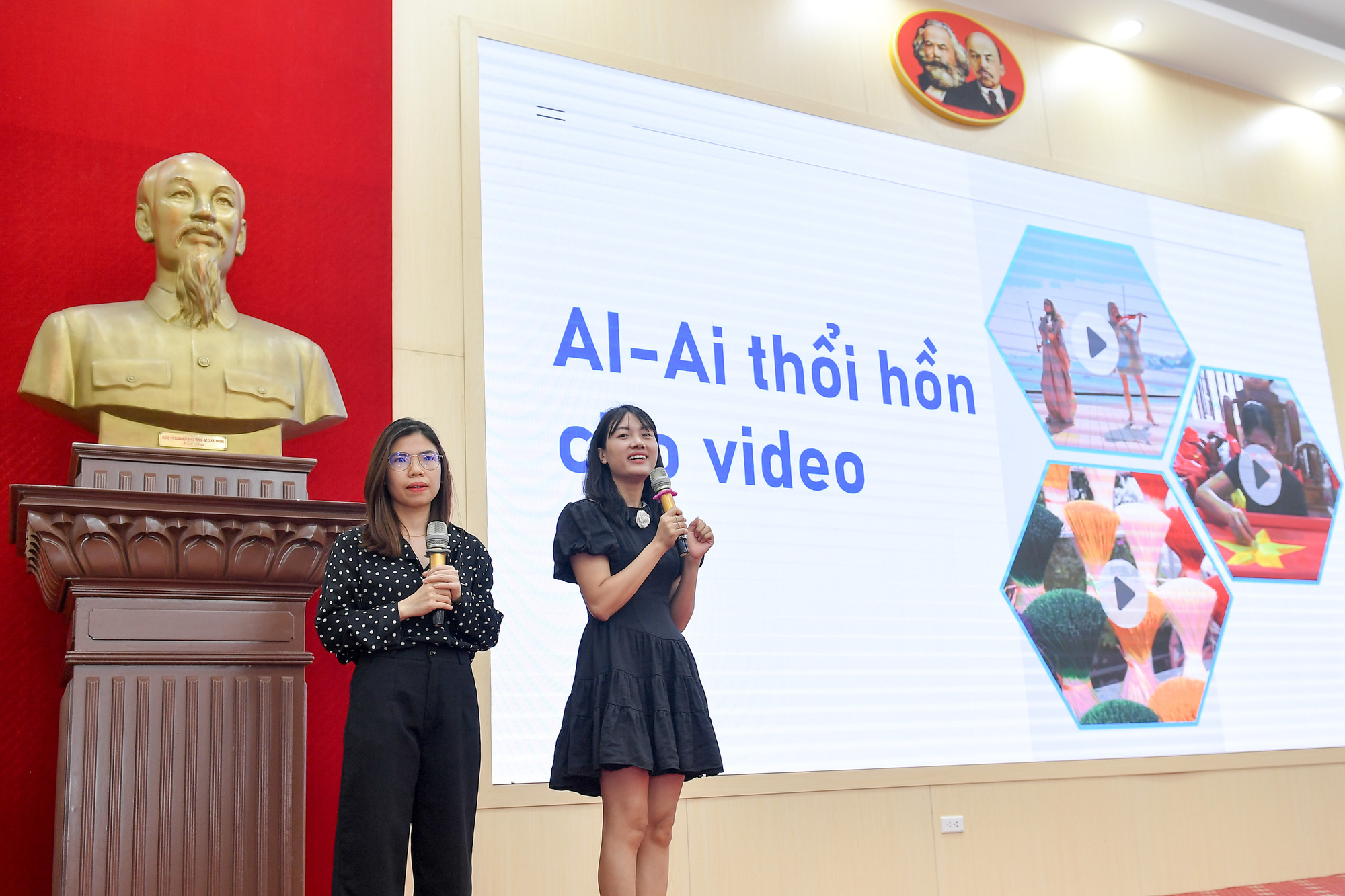 Hai đồng chí Minh Thư và Trang Ngân thuộc Phòng Tiếng nước ngoài (Ban Nhân Dân điện tử) thuyết trình sáng kiến tại sự kiện.