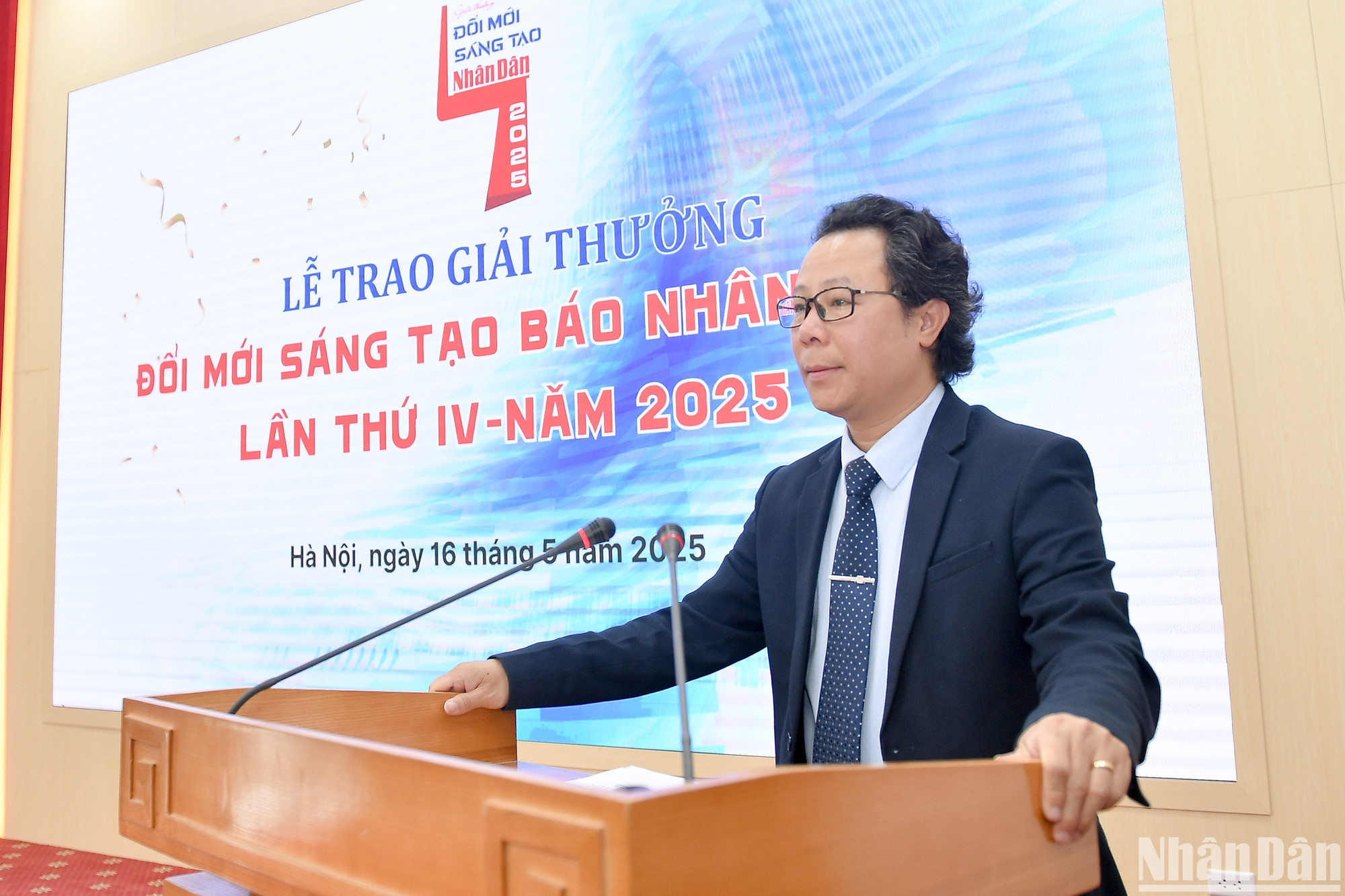 Đồng chí Vũ Mai Hoàng trình bày Báo cáo tổng kết Ngày Đổi mới sáng tạo Báo Nhân Dân lần thứ 4 - năm 2025