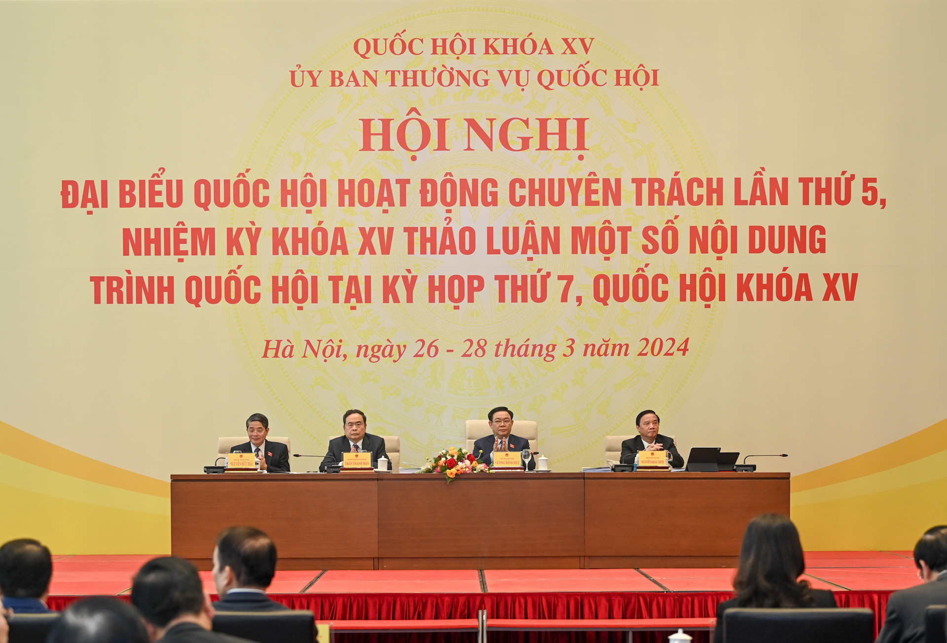 Chủ tịch Quốc hội Vương Đình Huệ cùng các Phó Chủ tịch Quốc hội dự và chủ trì Hội nghị.