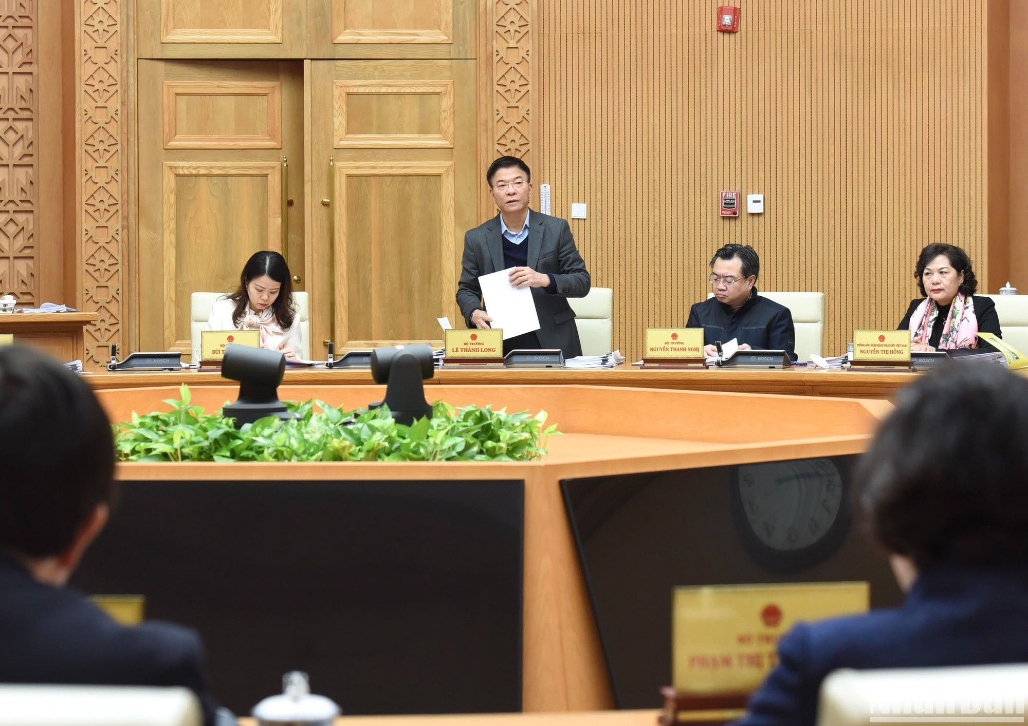 Bộ trưởng Tư pháp Lê Thành Long phát biểu ý kiến tại phiên họp.