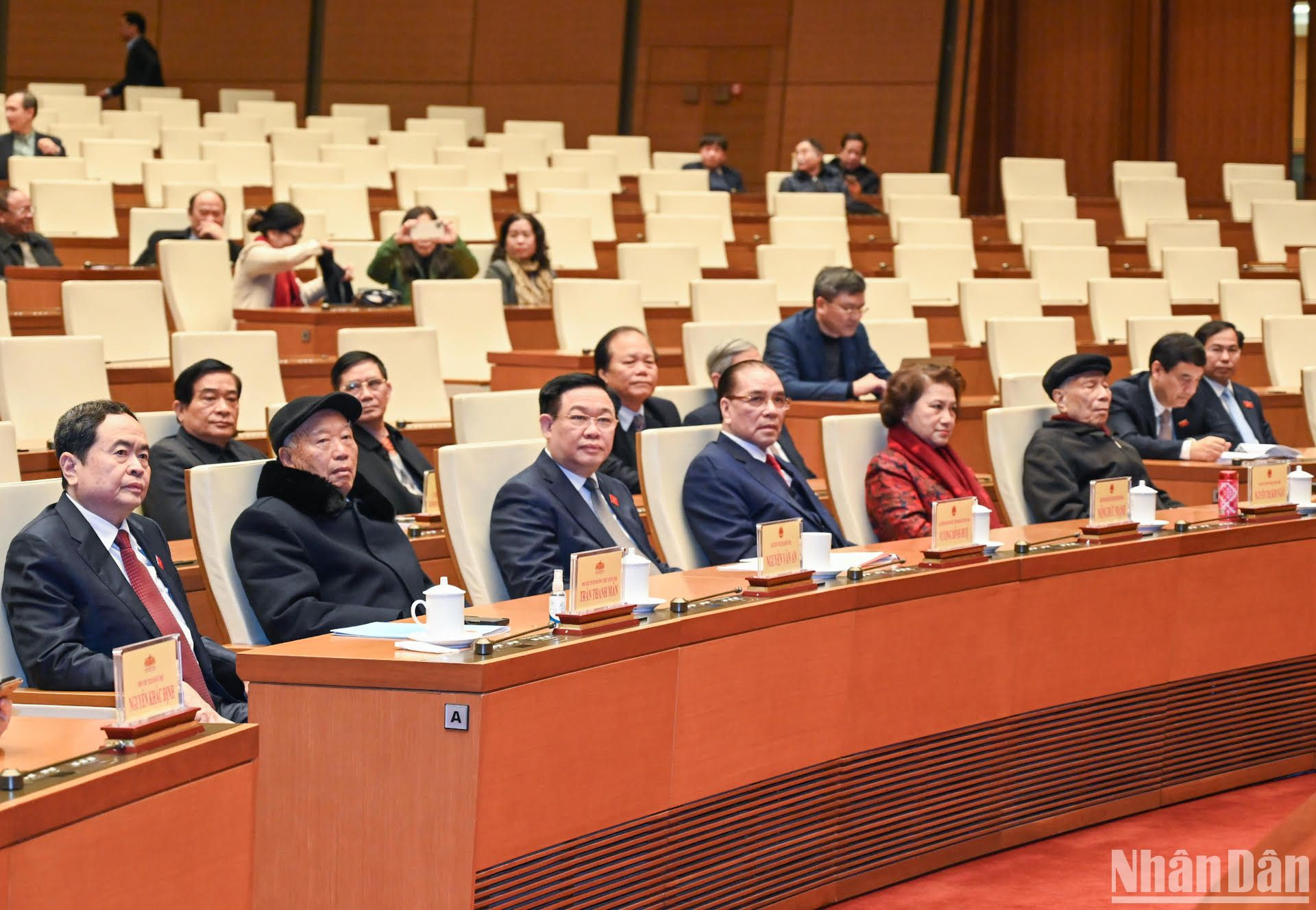 Nguyên Tổng Bí thư Nông Đức Mạnh, Chủ tịch Quốc hội Vương Đình Huệ, nguyên Chủ tịch Quốc hội Nguyễn Văn An, nguyên Chủ tịch Quốc hội Nguyễn Thị Kim Ngân và các đại biểu dự buổi gặp mặt. Nguyên Tổng Bí thư Nông Đức Mạnh, Chủ tịch Quốc hội Vương Đình Huệ, nguyên Chủ tịch Quốc hội Nguyễn Văn An, nguyên Chủ tịch Quốc hội Nguyễn Thị Kim Ngân và các đại biểu dự buổi gặp mặt.