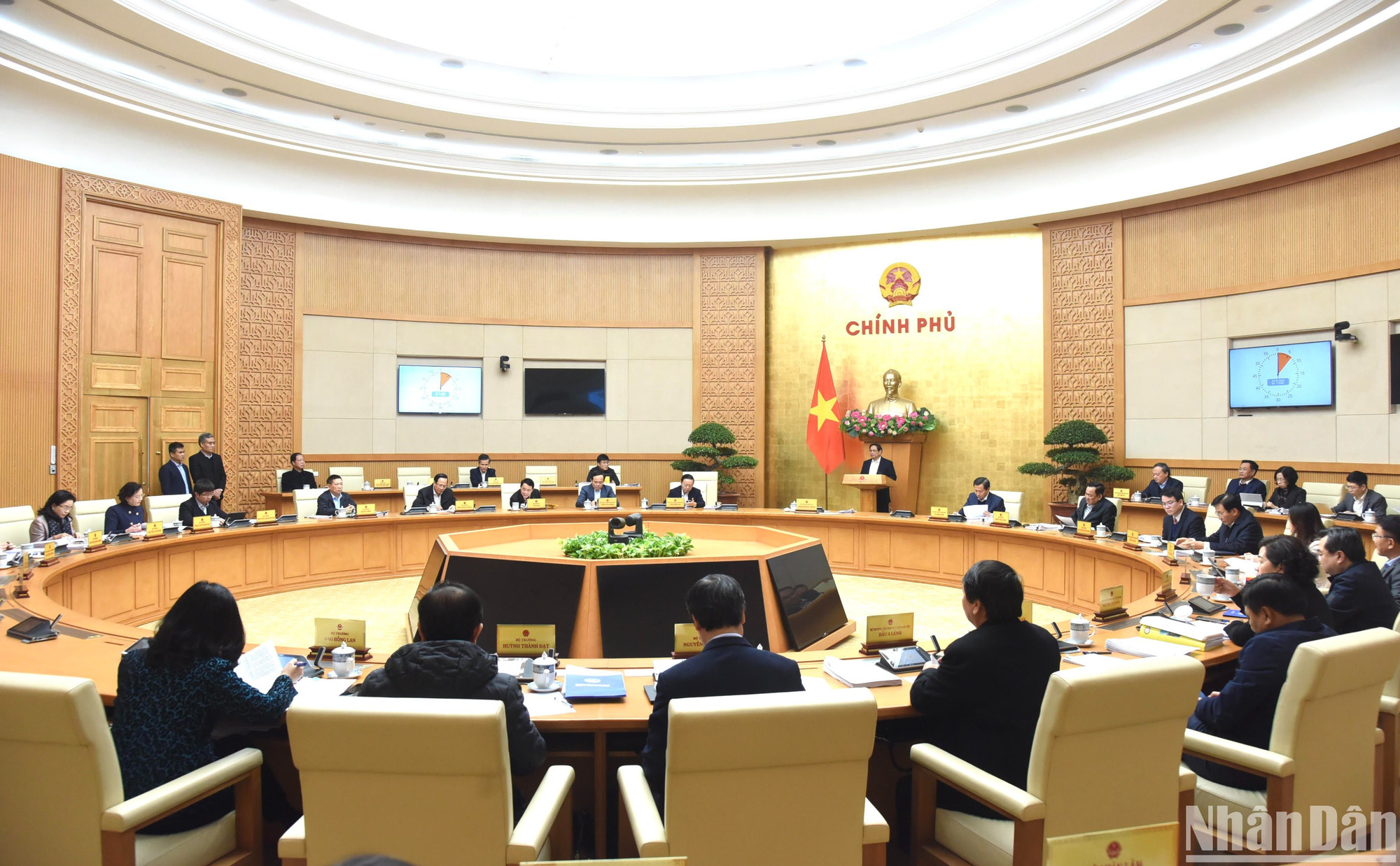 Theo chương trình, Chính phủ sẽ xem xét, cho ý kiến đối với 5 nội dung, trong đó, có 3 dự án Luật gồm: Luật Sửa đổi, bổ sung một số điều của Luật Cảnh vệ; Luật Phòng, chống mua bán người (sửa đổi); Luật Công chứng (sửa đổi) và 2 đề nghị xây dựng luật gồm: Luật Thuế thu nhập doanh nghiệp (sửa đổi); Luật Thi hành án dân sự (sửa đổi).