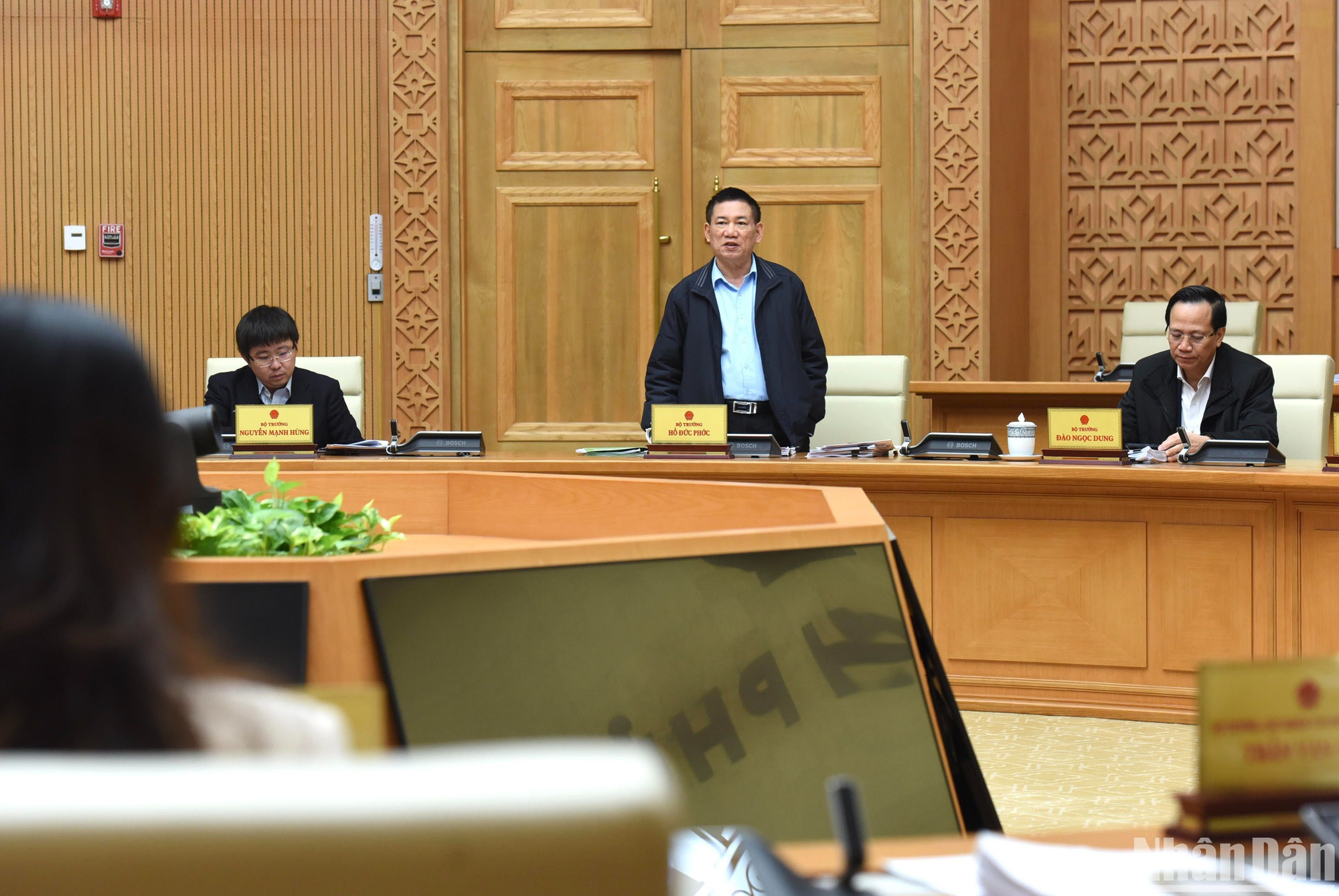 Bộ trưởng Tài Chính Hồ Đức Phớc phát biểu ý kiến tại phiên họp.