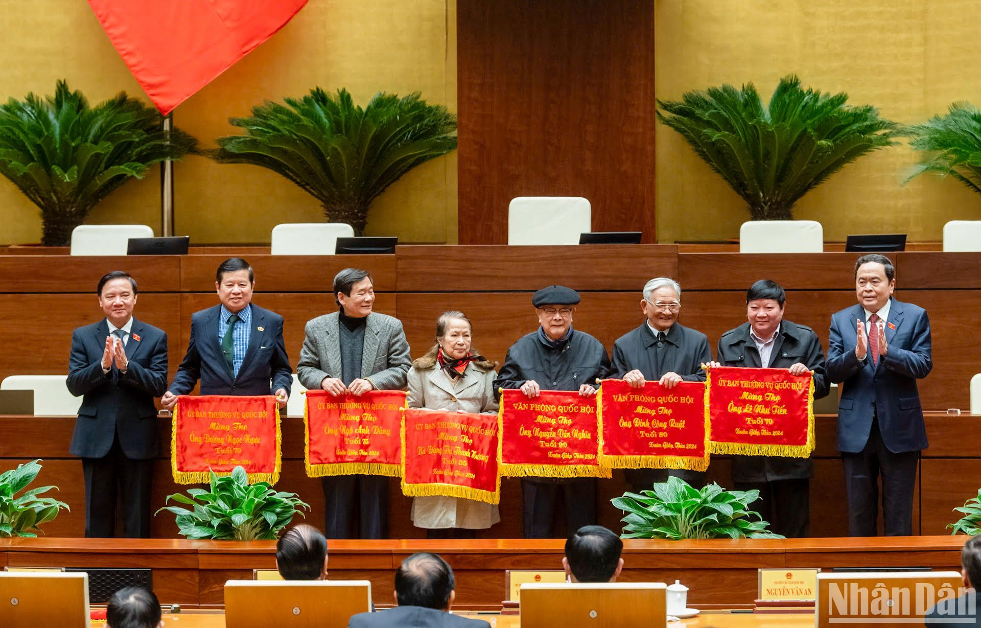 Phó Chủ tịch Thường trực Quốc hội Trần Thanh Mẫn và Phó Chủ tịch Quốc hội Nguyễn Khắc Định trao trướng mừng thọ cho các đại biểu. Phó Chủ tịch Thường trực Quốc hội Trần Thanh Mẫn và Phó Chủ tịch Quốc hội Nguyễn Khắc Định trao trướng mừng thọ cho các đại biểu.