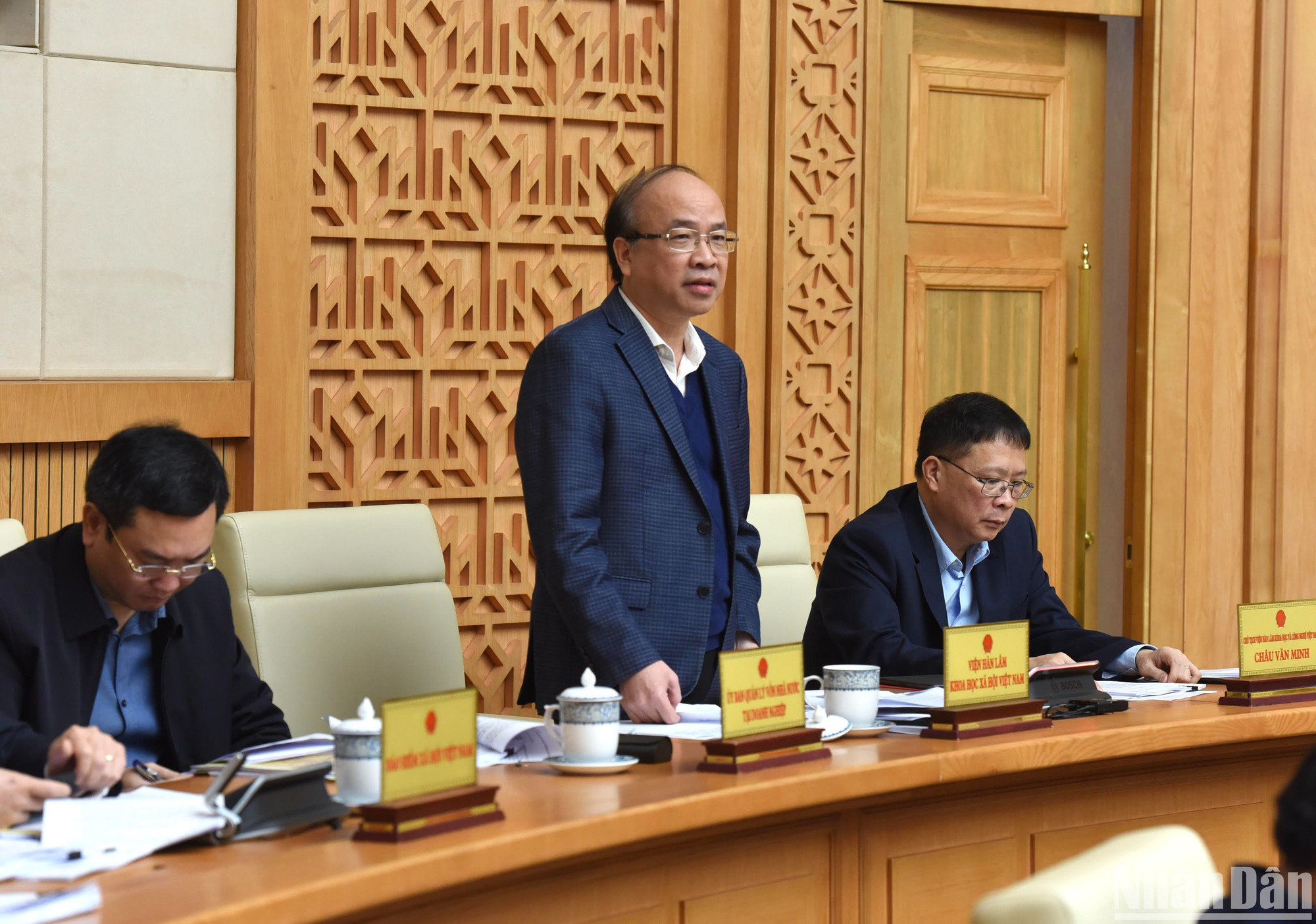 Chủ tịch Viện Hàn lâm Khoa học xã hội Việt Nam Phan Chí Hiếu phát biểu ý kiến tại phiên họp.