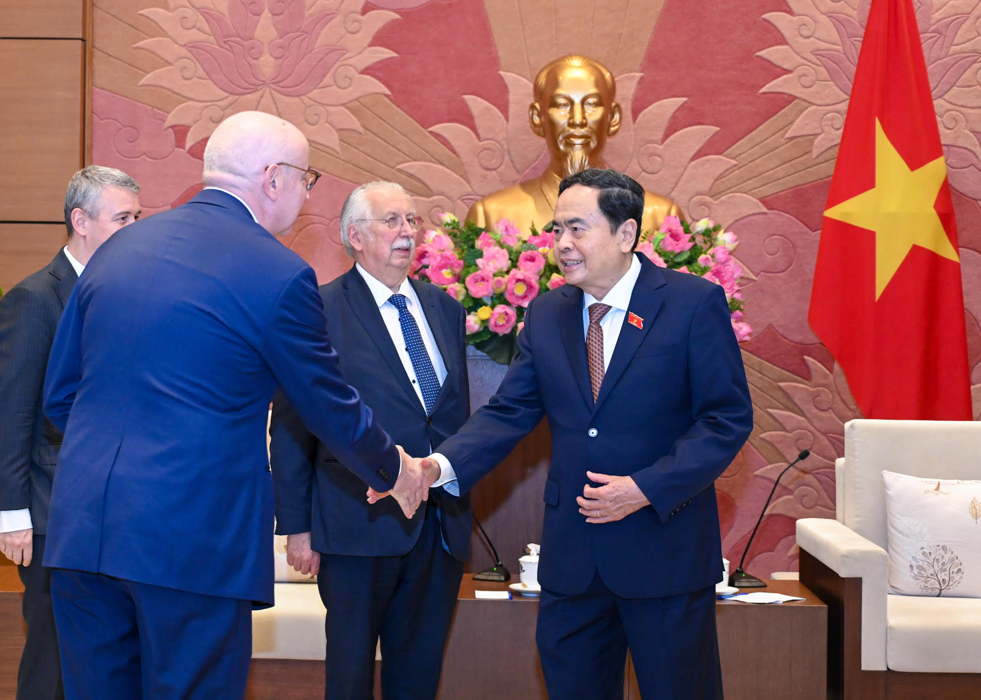 Phó Chủ tịch Thường trực Quốc hội Trần Thanh Mẫn và các thành viên tháp tùng Bộ trưởng Quốc vụ, nguyên Chủ tịch Hạ viện Vương quốc Bỉ.