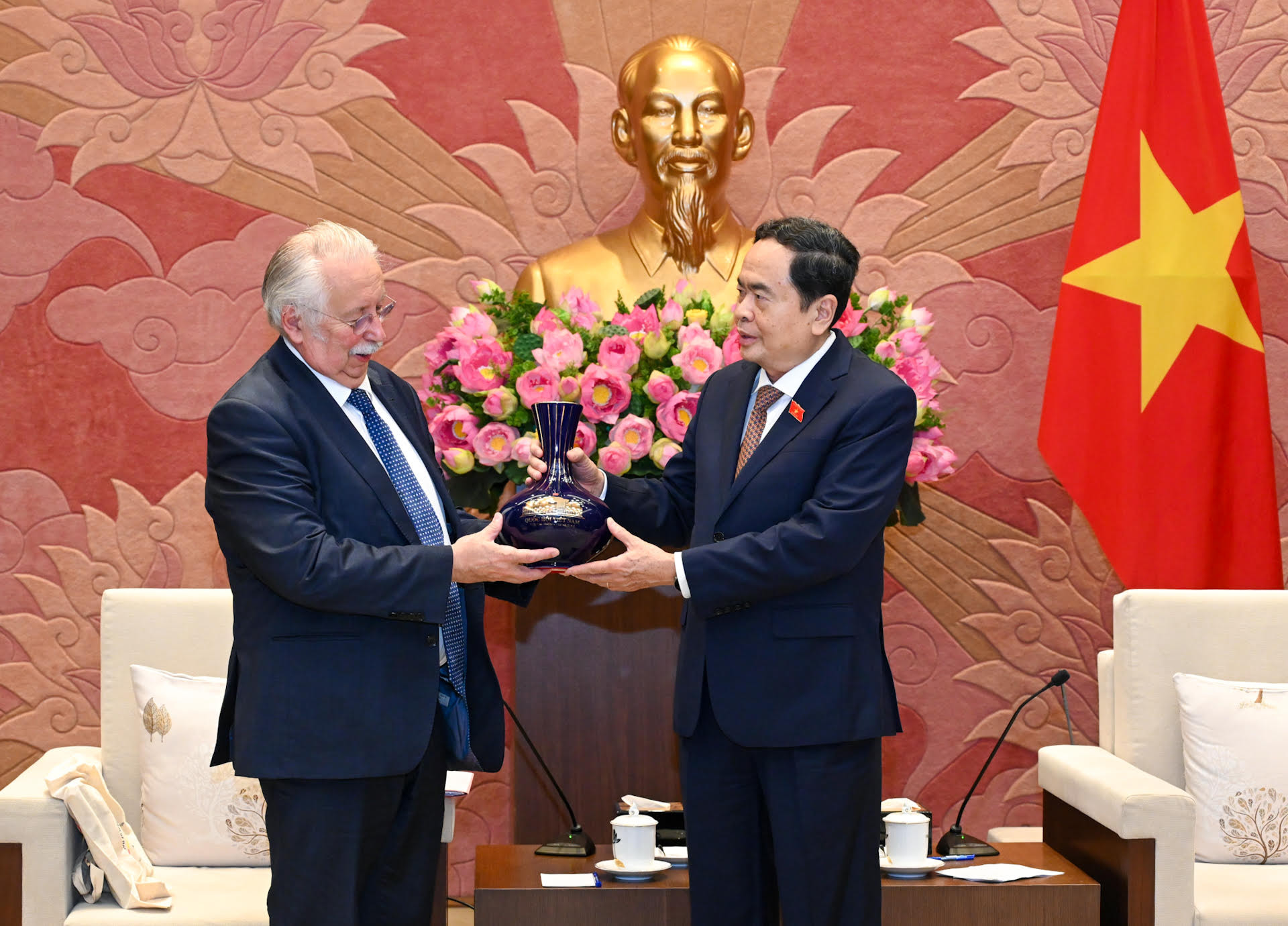 Phó Chủ tịch Thường trực Quốc hội Trần Thanh Mẫn tặng quà lưu niệm cho Hạ Nghị sĩ André Flahaut, Bộ trưởng Quốc vụ Vương quốc Bỉ.