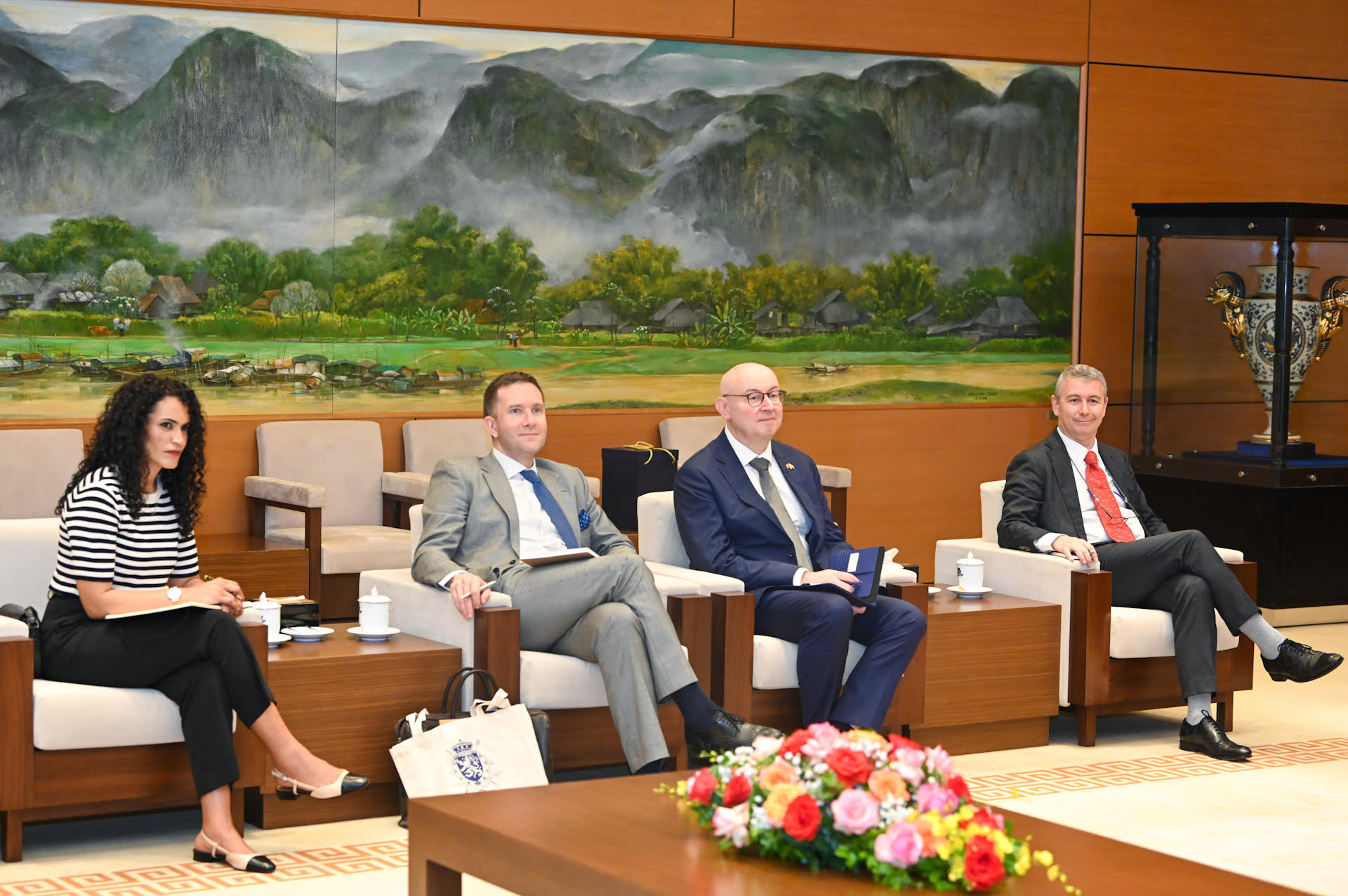 Các thành viên tháp tùng Bộ trưởng Quốc vụ, nguyên Chủ tịch Hạ viện Vương quốc Bỉ dự buổi tiếp.