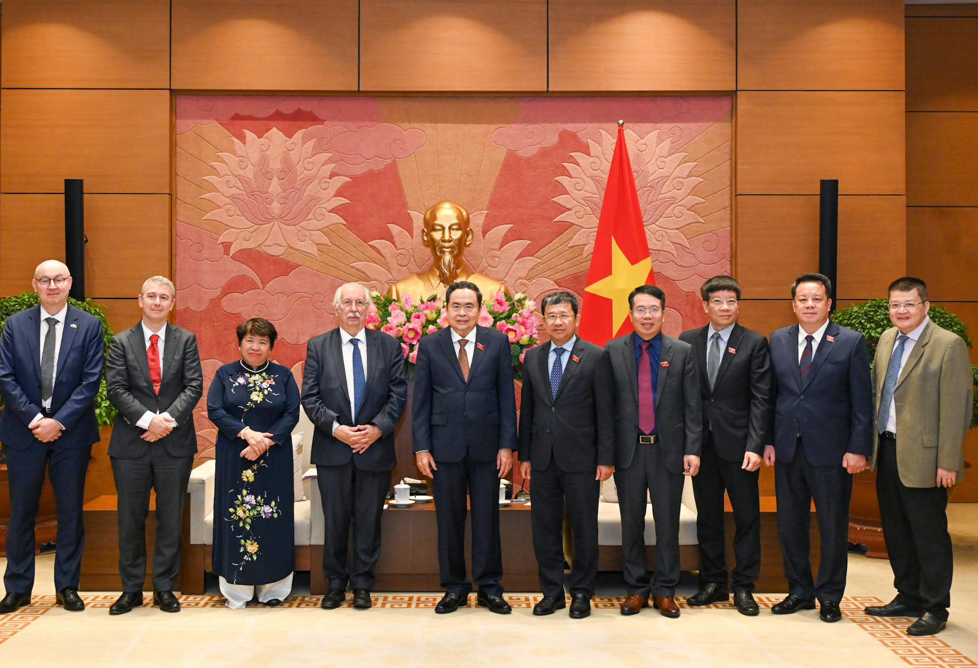 Phó Chủ tịch Thường trực Quốc hội Trần Thanh Mẫn và Hạ Nghị sĩ André Flahaut chụp ảnh lưu niệm với đại biểu hai nước tại buổi tiếp.