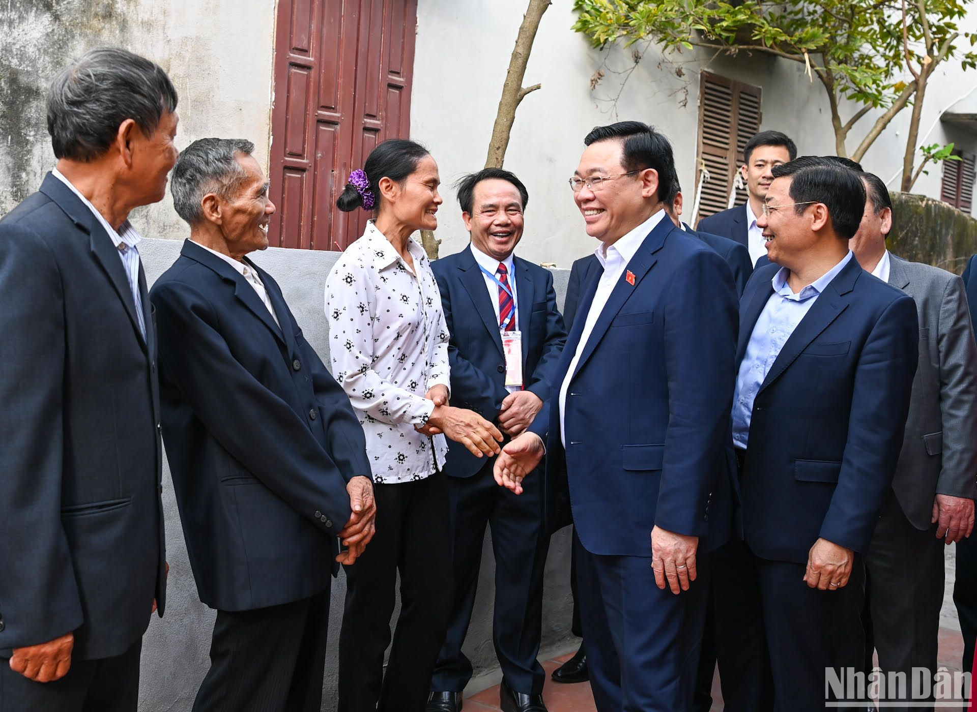 Chủ tịch Quốc hội Vương Đình Huệ cùng các đại biểu dự Lễ khánh thành nhà Đại đoàn kết tại thôn Vàng, thị trấn Bích Động.