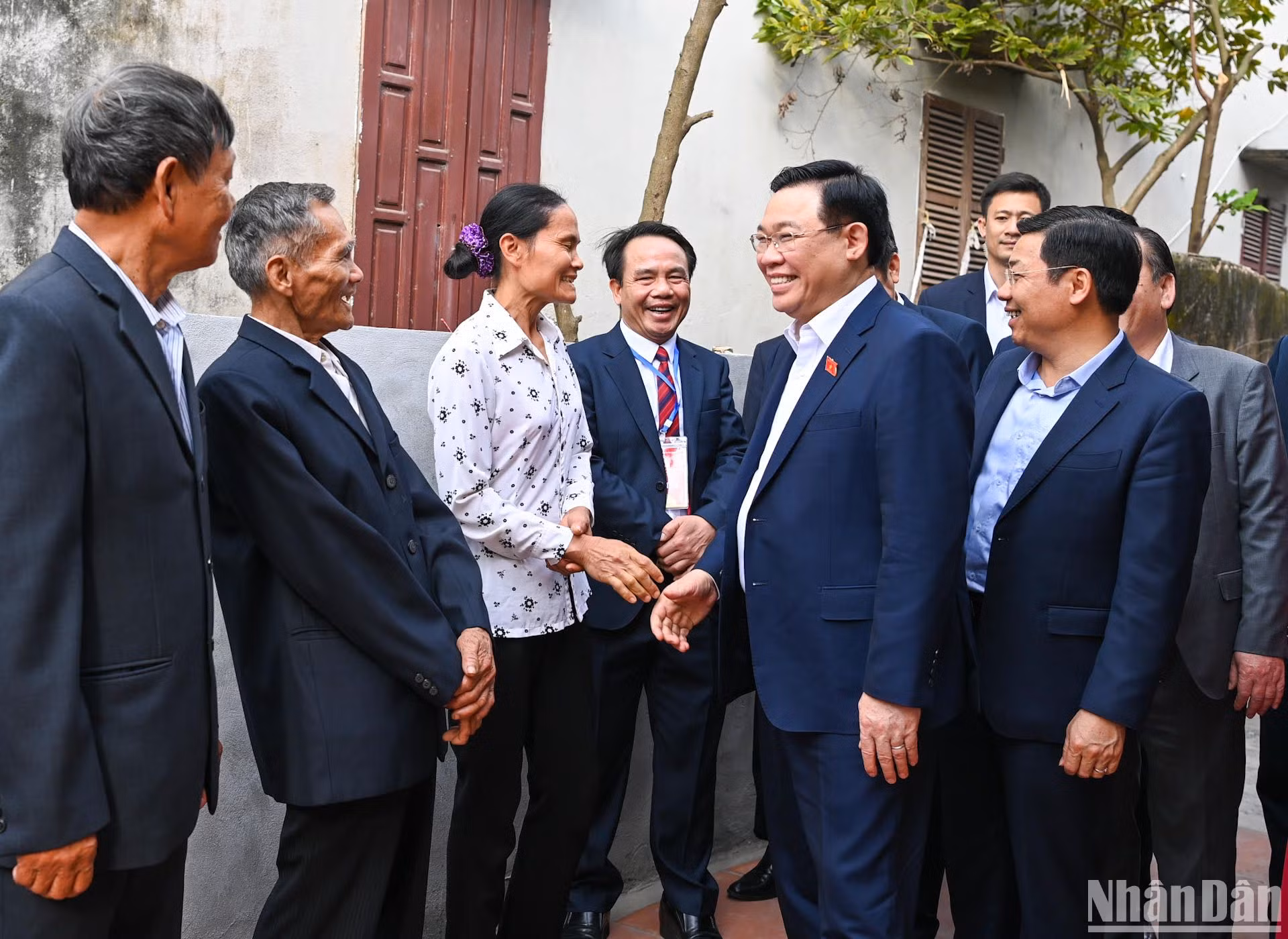 Chủ tịch Quốc hội Vương Đình Huệ cùng các đại biểu dự Lễ khánh thành nhà Đại đoàn kết tại thôn Vàng, thị trấn Bích Động.