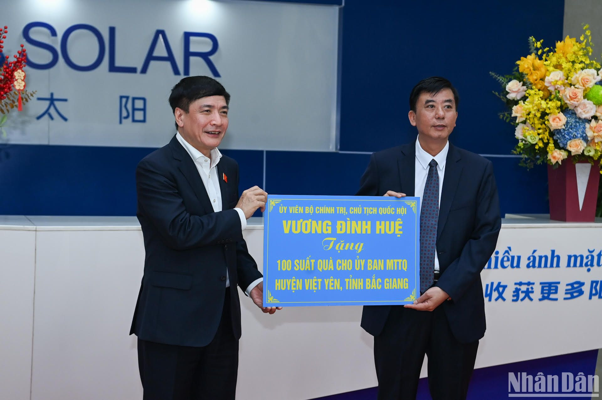 Tổng Thư ký, Chủ nhiệm Văn phòng Quốc hội Bùi Văn Cường trao tặng 100 suất quà cho Ủy ban Mặt trận Tổ quốc Việt Nam huyện Việt Yên.